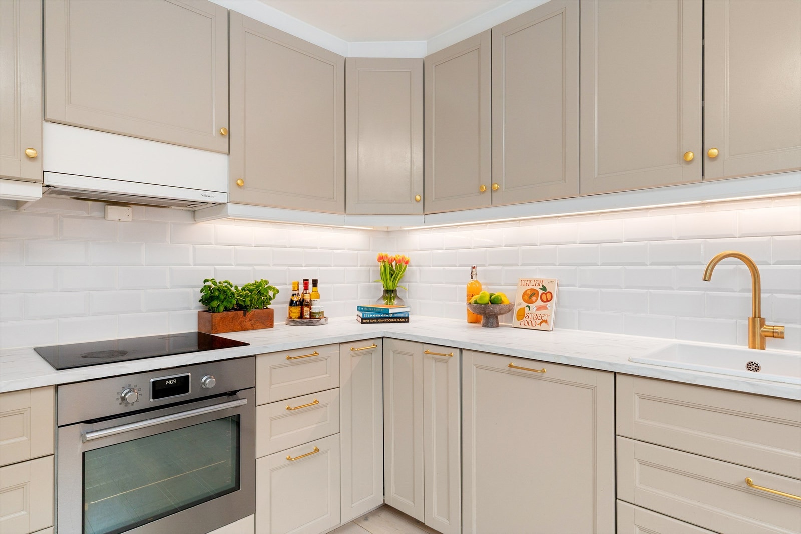 Kjøkkenet har innredning fra 2014 og ble oppgradert med nye overflater i 2023. Foto: Hanne Bruland/FotoHanne Galleribilde