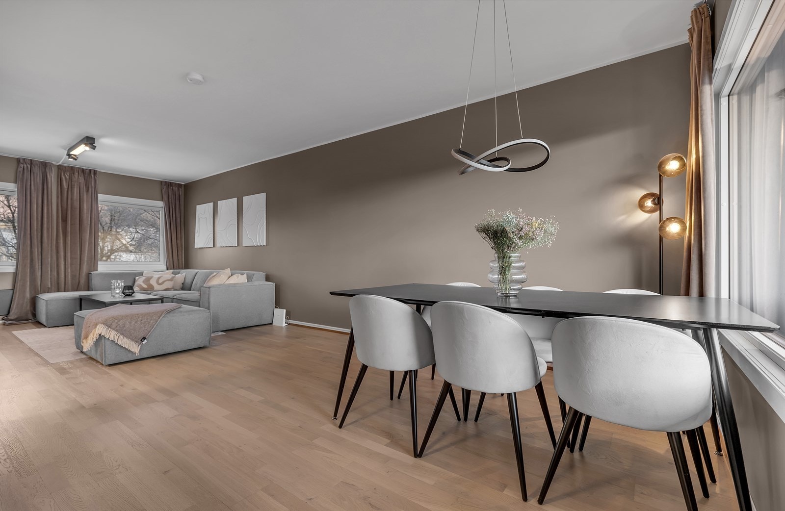 Store vinduer som gir fint naturlig lys gjennom stuen Galleribilde