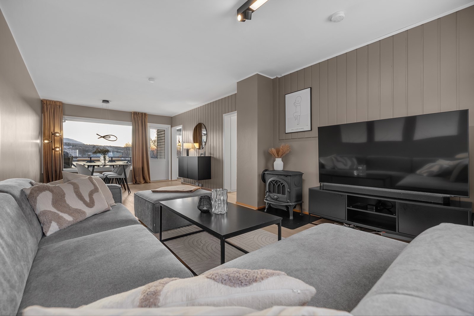 Leiligheten er malt i behagelige farger Galleribilde