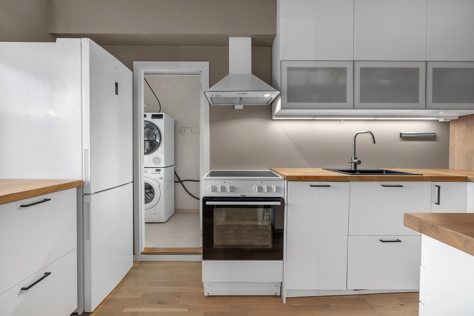 Kjøkken med praktisk vaskerom innenfor Galleribilde