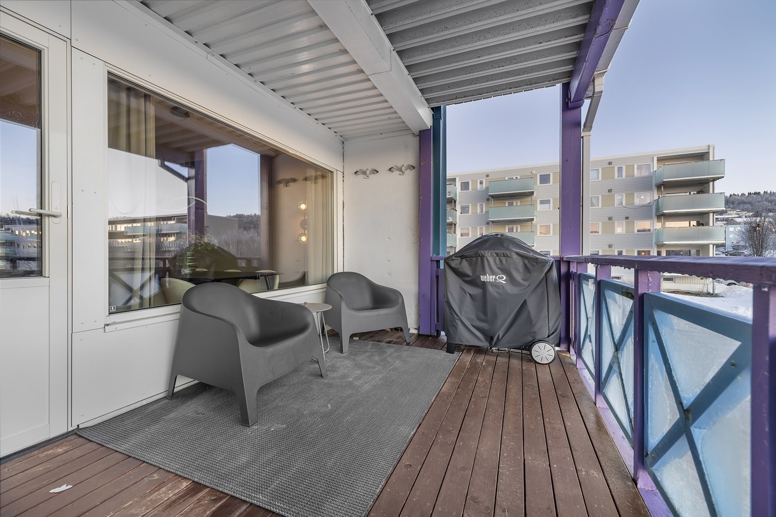 Romslig veranda med fine solforhold Galleribilde