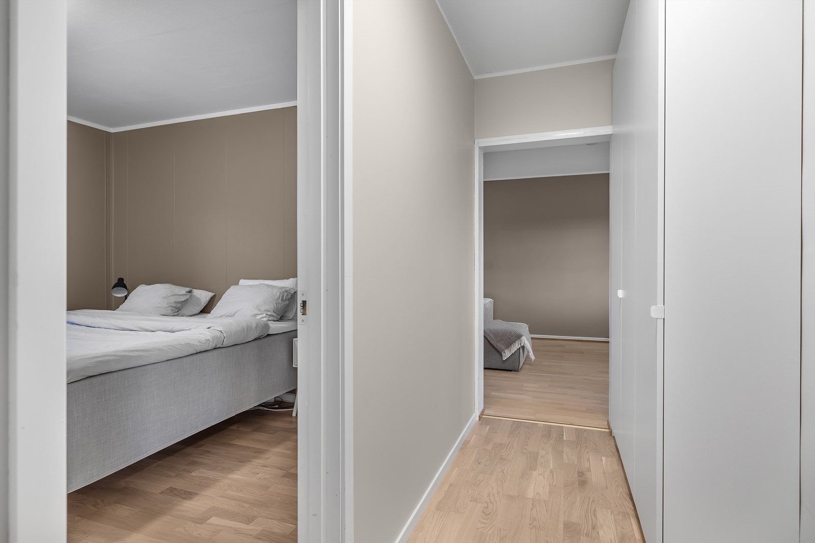 Tre soverom som ligger skjermet fra stue Galleribilde