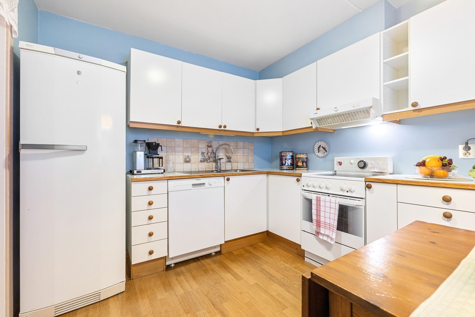 Kjøkkenet har avsatt plass i innredningen til komfyr, oppvaskmaskin og kjøle-/fryseskap. Galleribilde