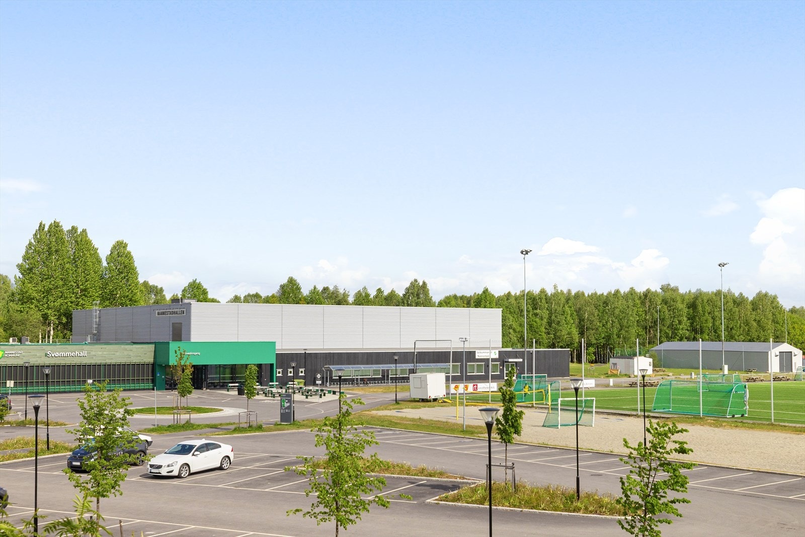 Gangavstand til Nannestadhallen, svømmehallen og fotballbanen. Galleribilde