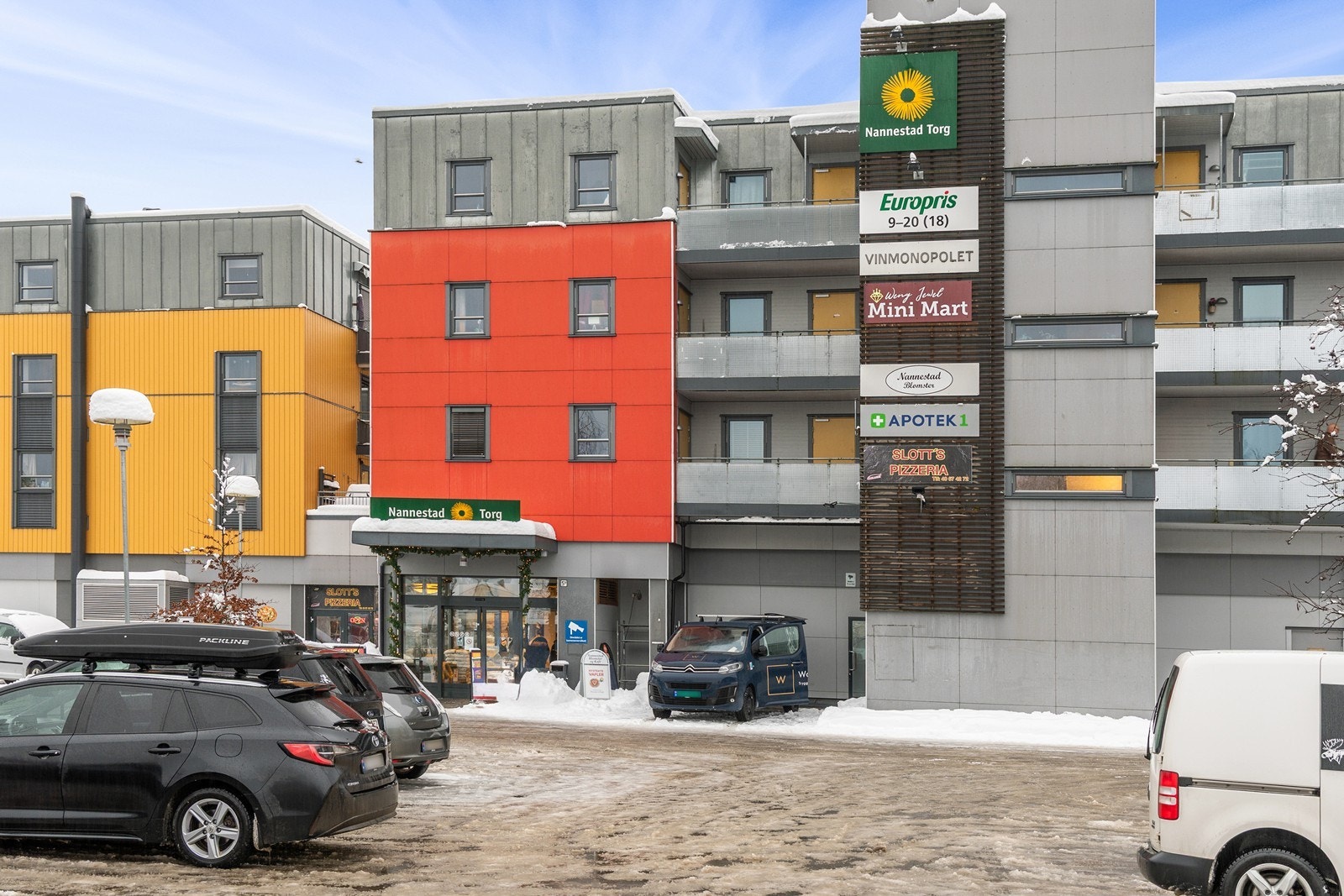 Nannestad Torg kan by på bla. Vinmonopol, apotek, pizzeria, blomsterbutikk, m.m. Galleribilde