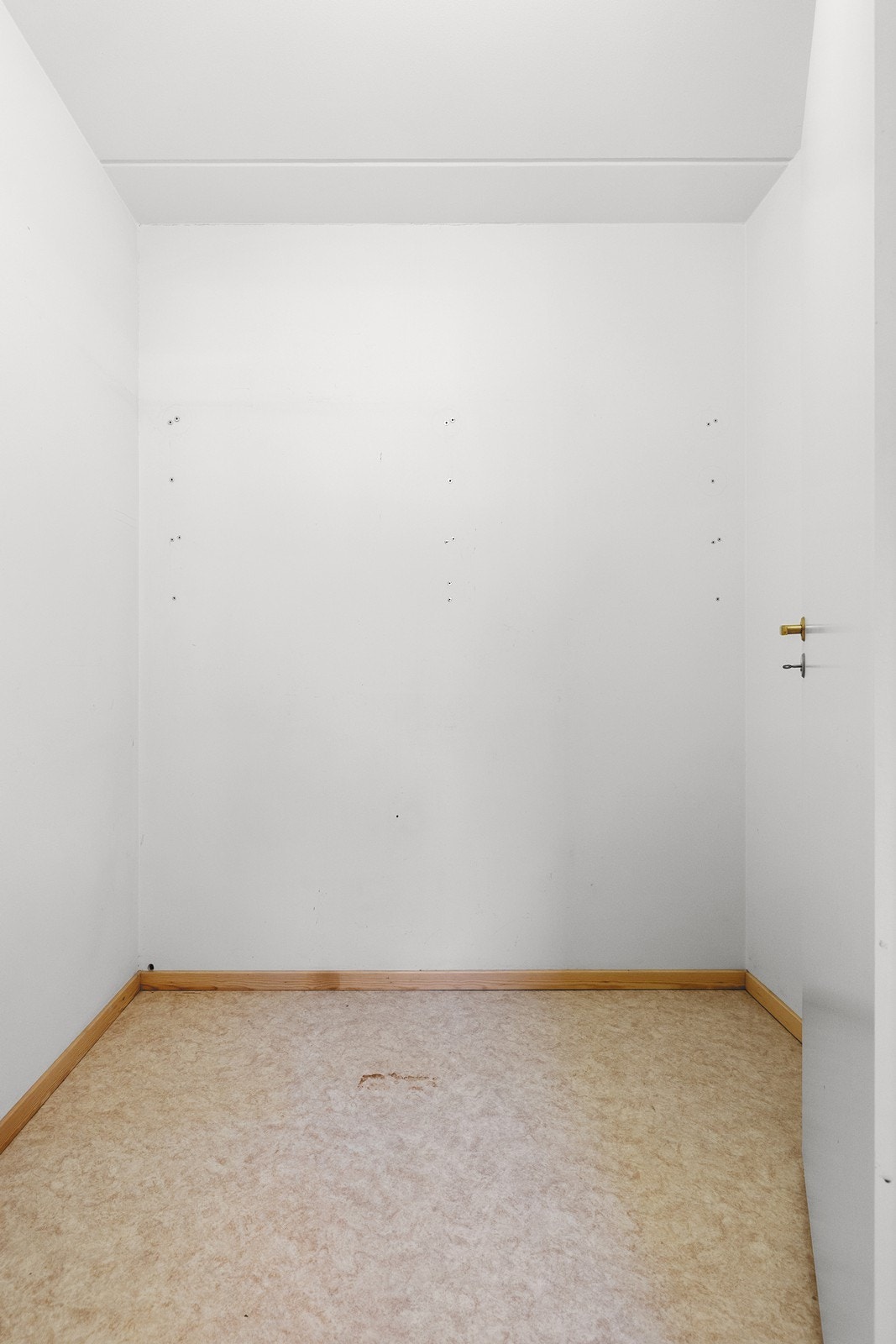 Innvendig bod. Her kan man lage egen walk-in-closet med gode garderobeløsninger. Galleribilde