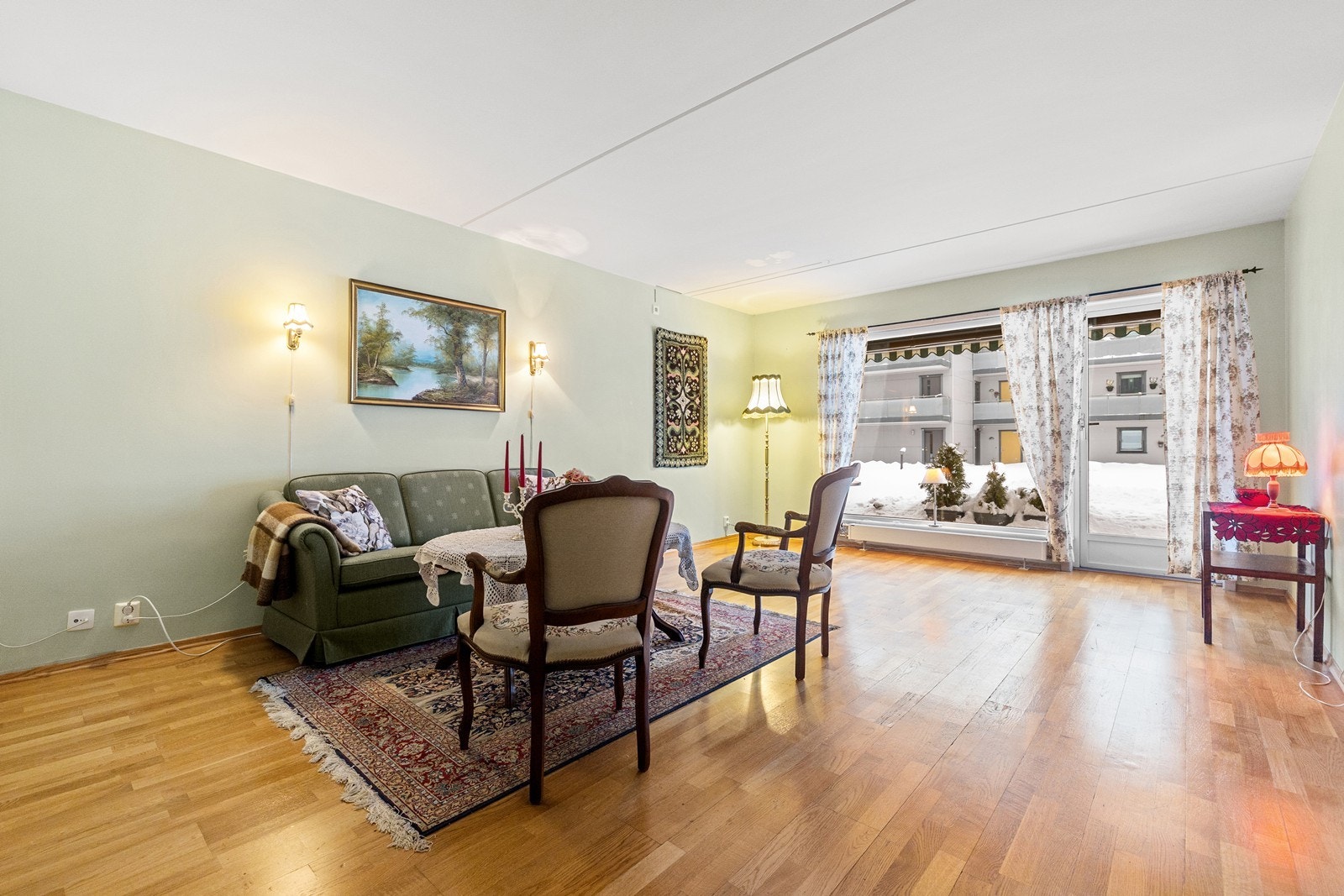 Romslig stue med god plass til sofamøblement og TV-bord. Galleribilde