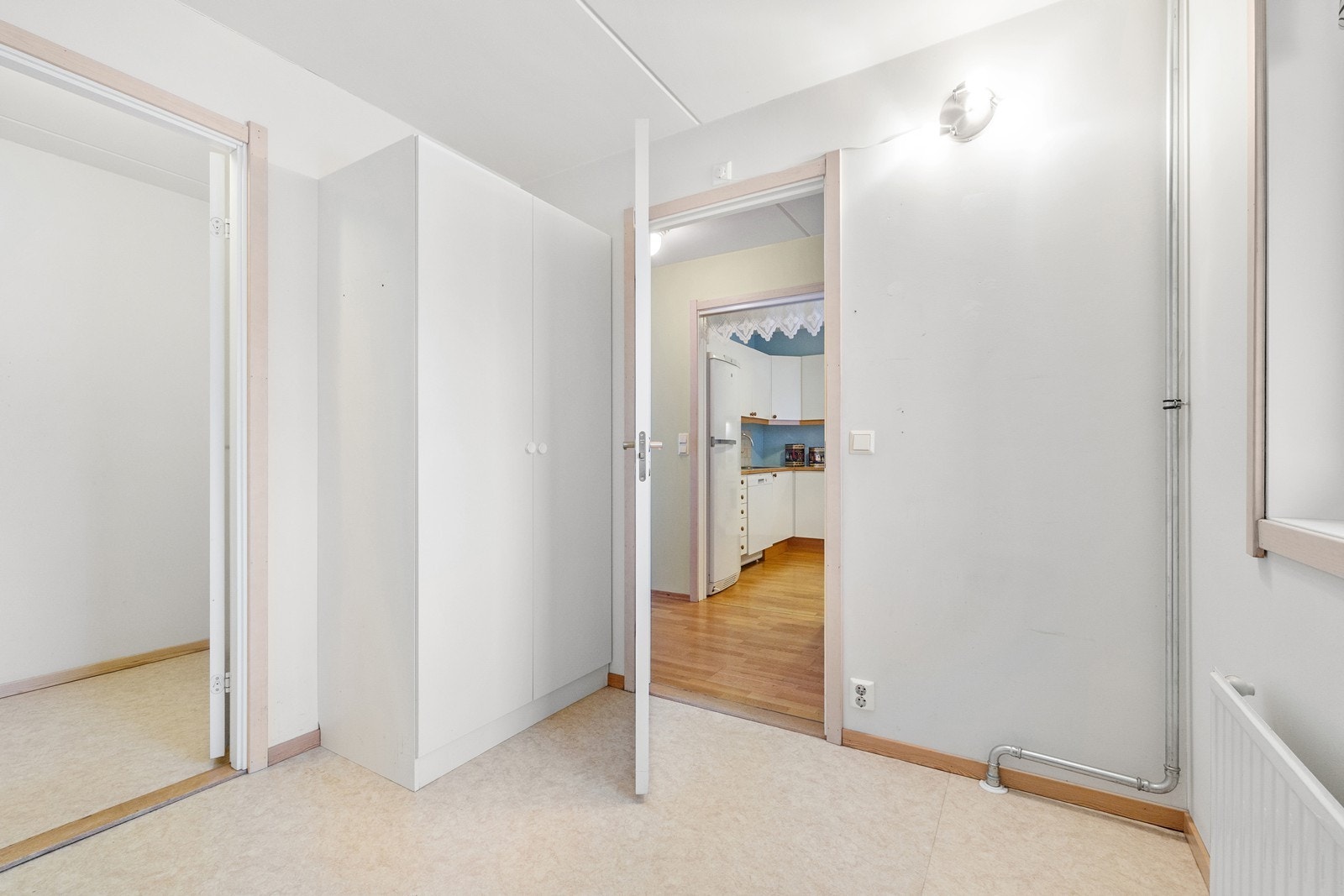 Soverom med garderobeskap og videre tilkomst til bod. Galleribilde