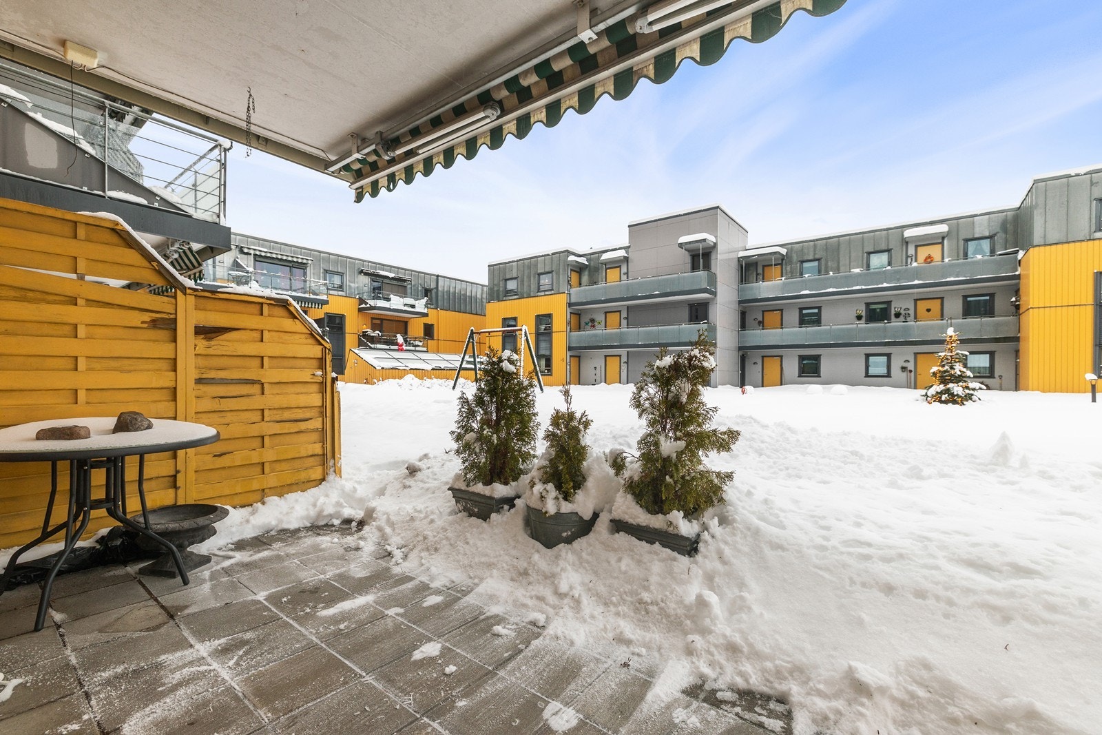 Terrassen er målt til ca. 17 kvm og har god plass til utemøblement. Det er montert terrassemarkise. Galleribilde