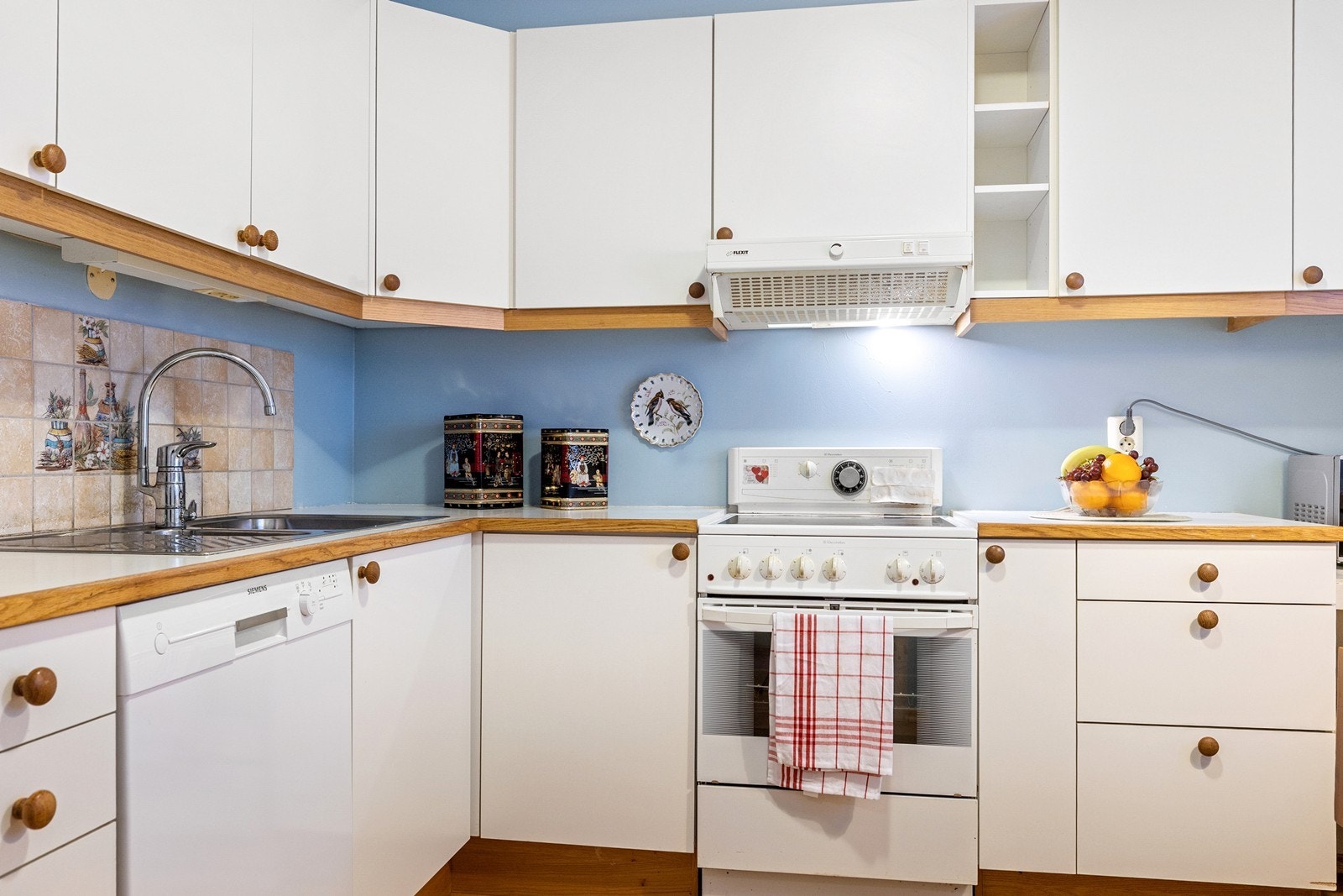 På kjøkkenet er det mye lagringsplass i skap og skuffer. Galleribilde