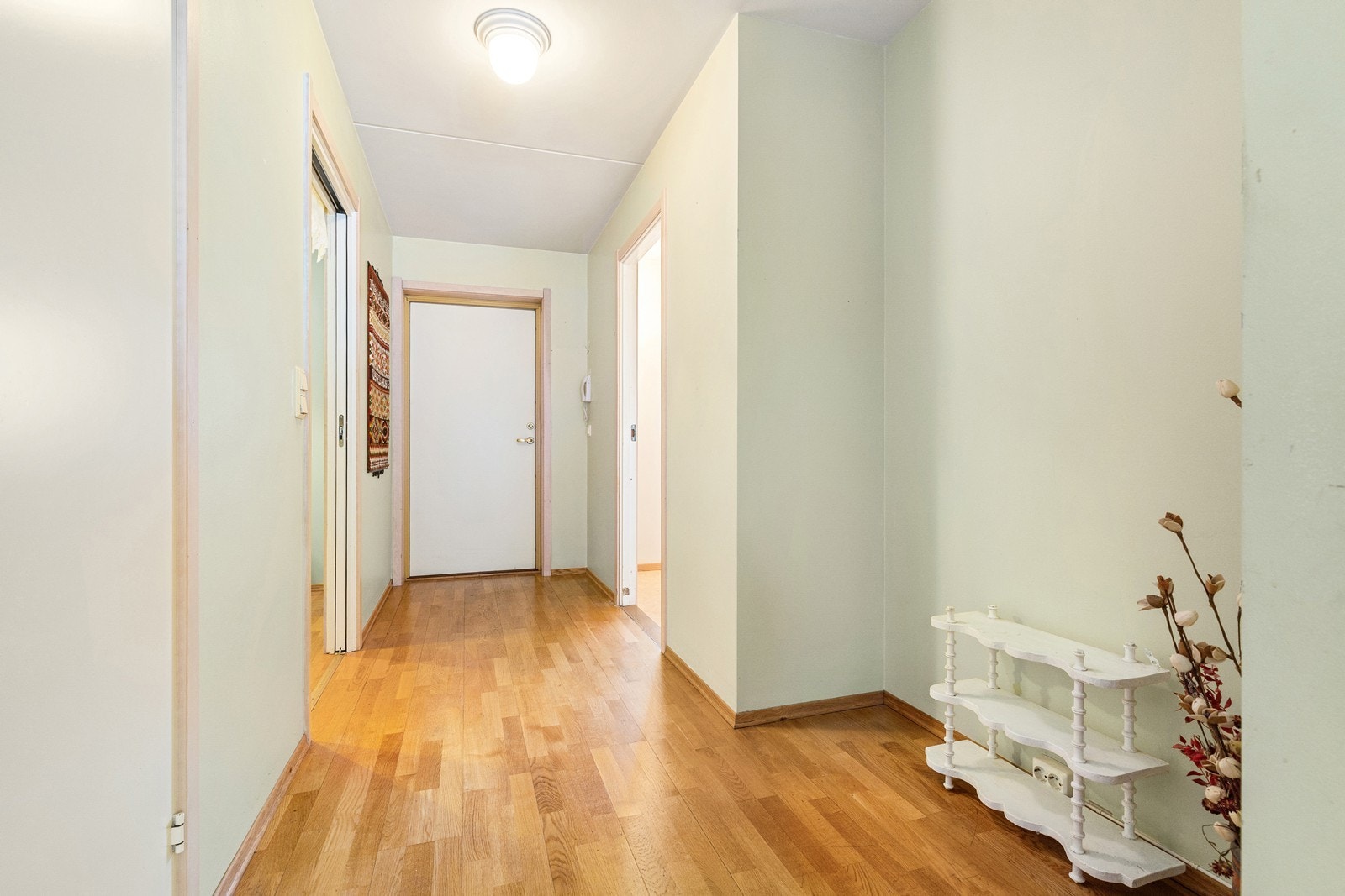 Romslig entré med god plass til å henge fra seg yttertøy og sko. Galleribilde