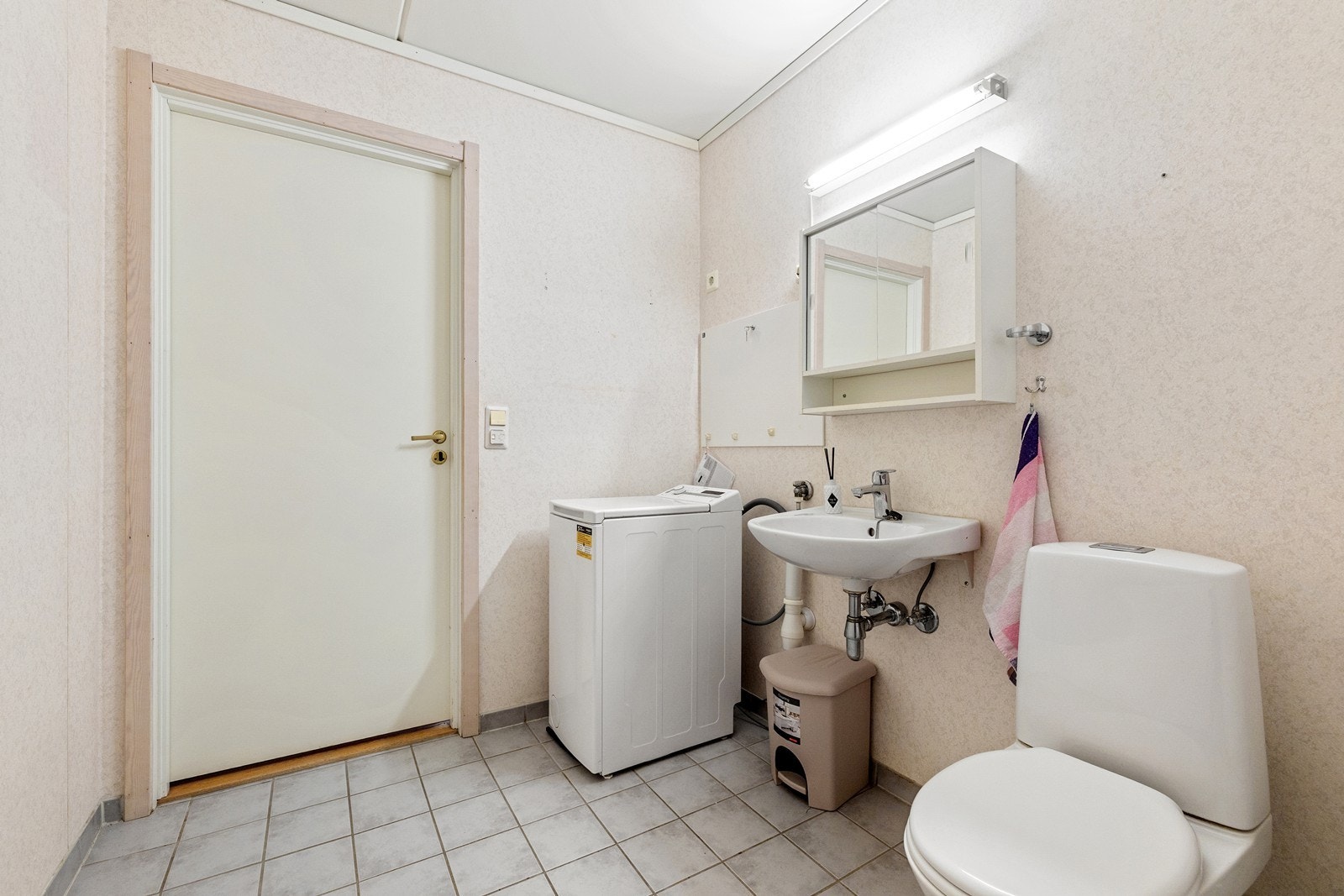 På badet er det avsatt plass til vaskemaskin. Galleribilde