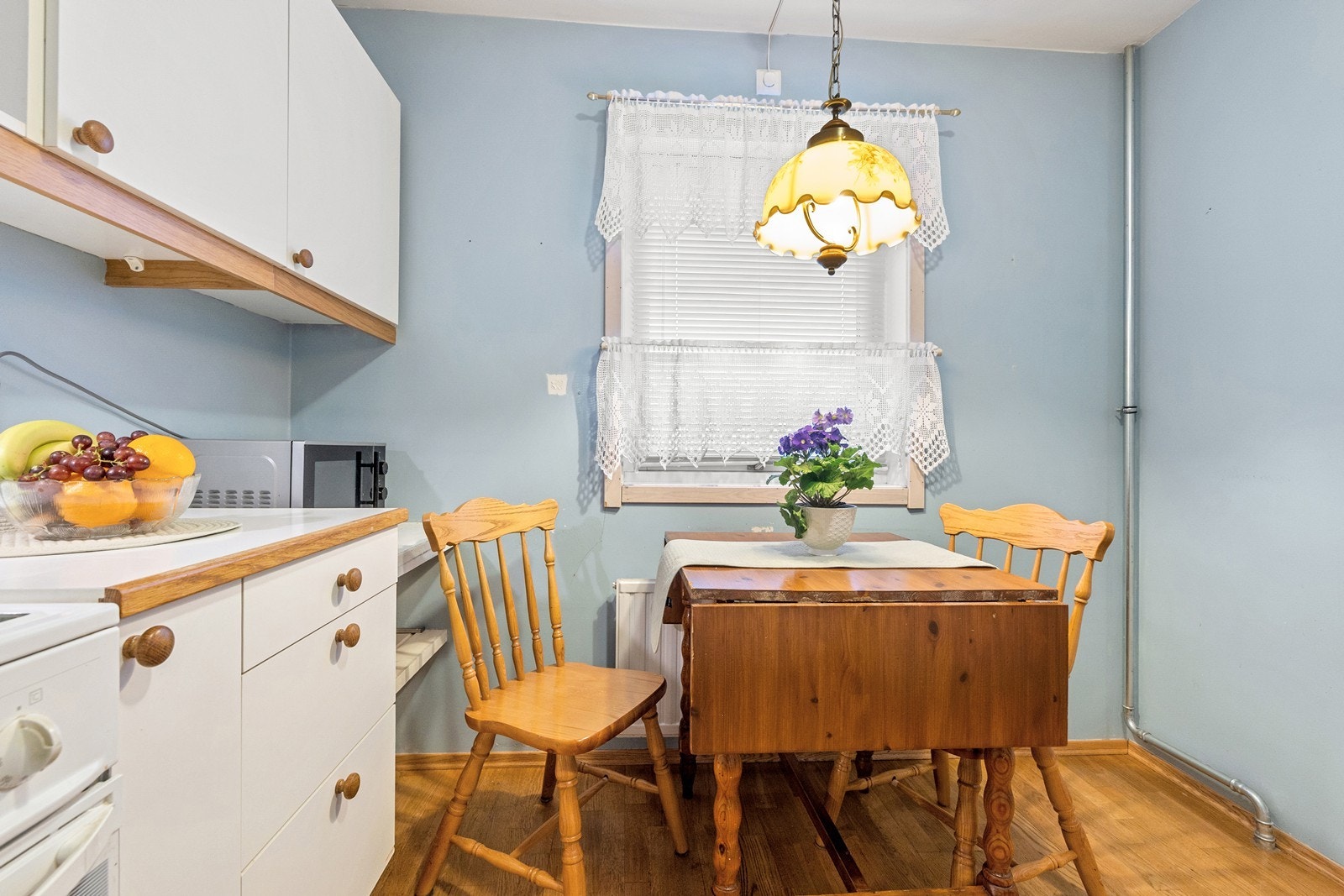 Det er plass til et lite kjøkkenbord med tilhørende stoler. Galleribilde