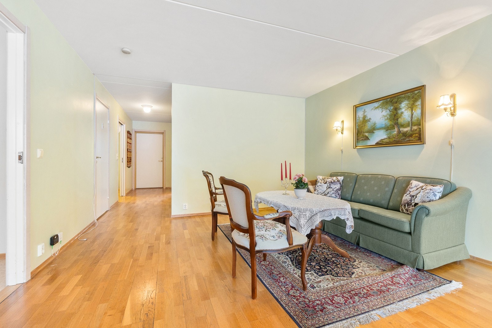 Stuen har mye lysinnslipp fra flere store vinduer. Galleribilde