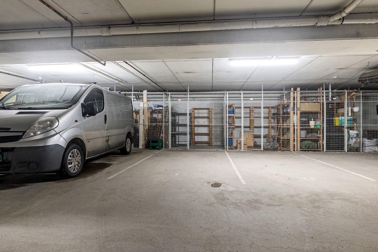 Det medfølger en garasjeplass med en sportsbod i bakkant i felles garasjeanlegg. Galleribilde