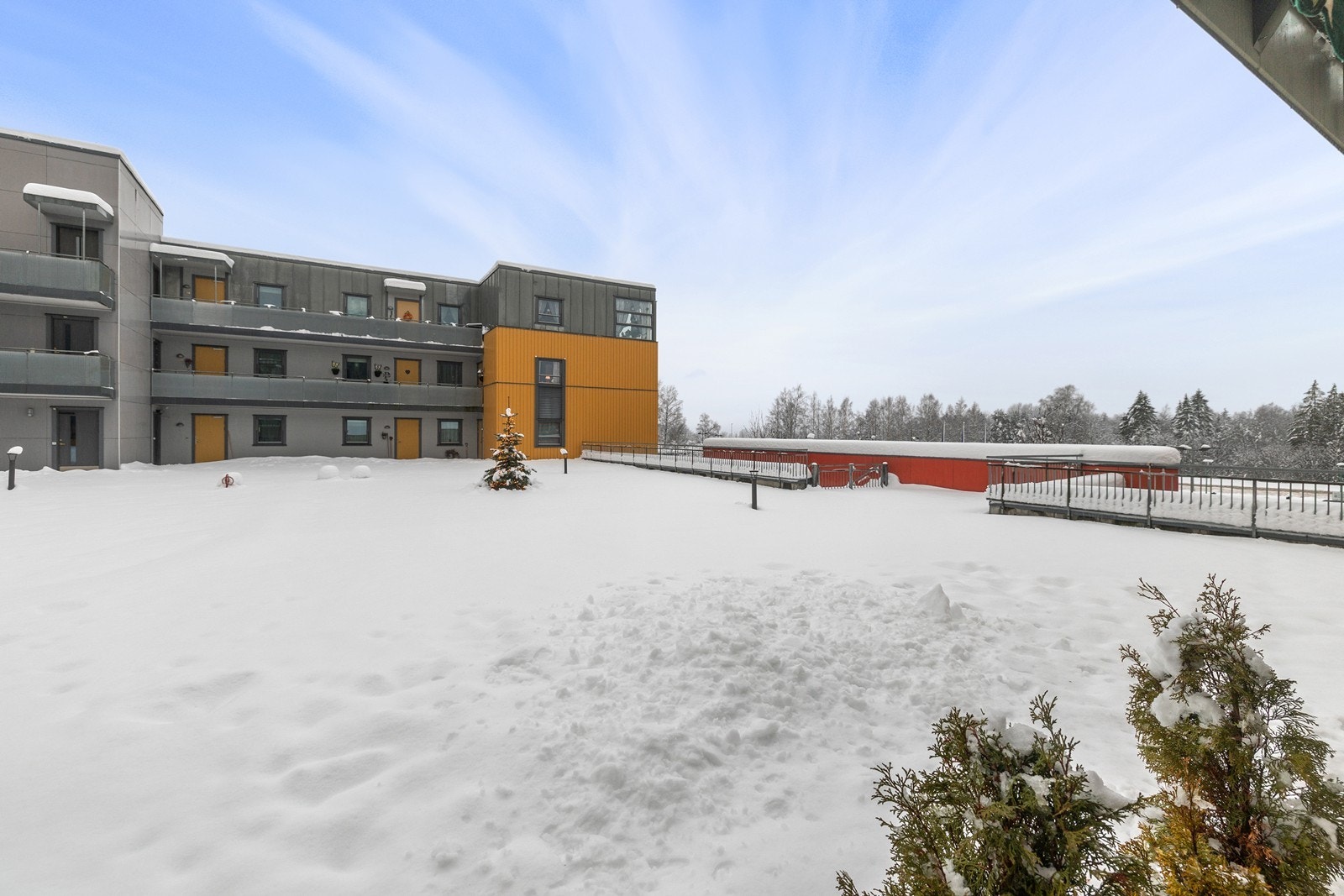 Fint fellesområde med atrium mellom leilighetsetasjene. Galleribilde