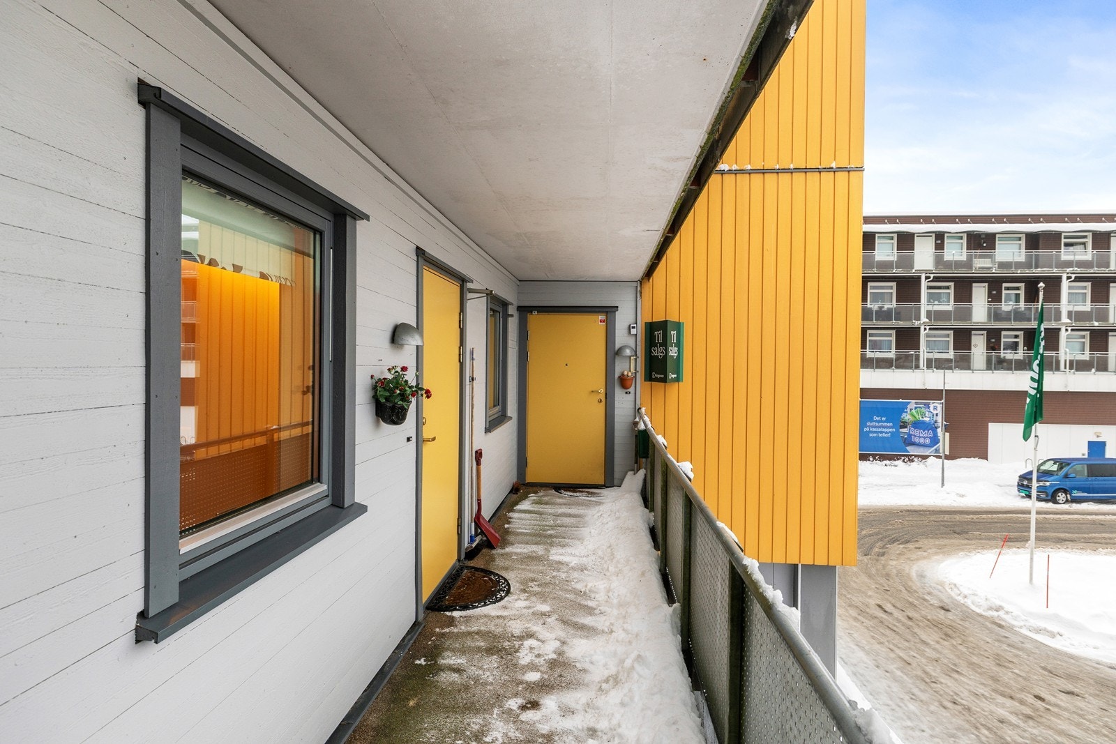 Inngang fra svalgang. Galleribilde