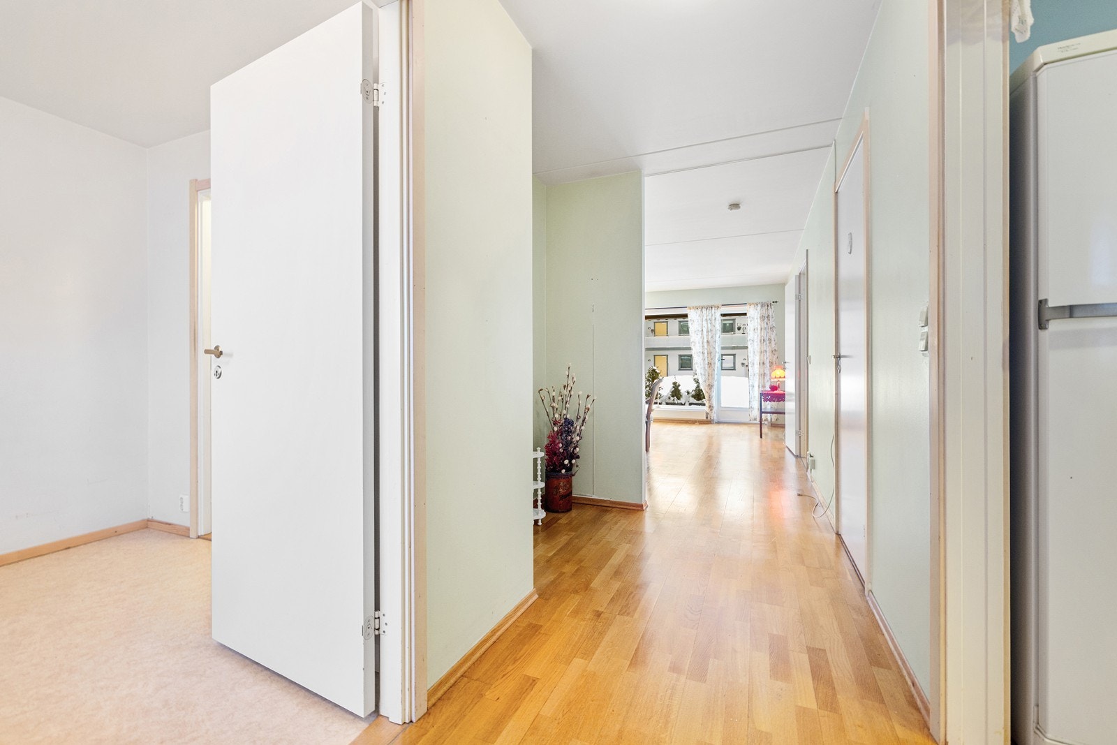 Gang med plass til garderobeskap. Galleribilde