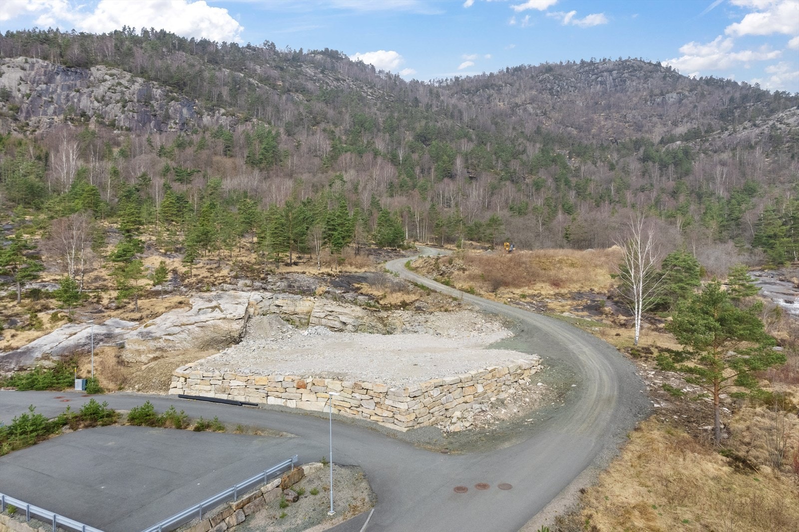Flott natursteinsmur/ støttemur. Galleribilde