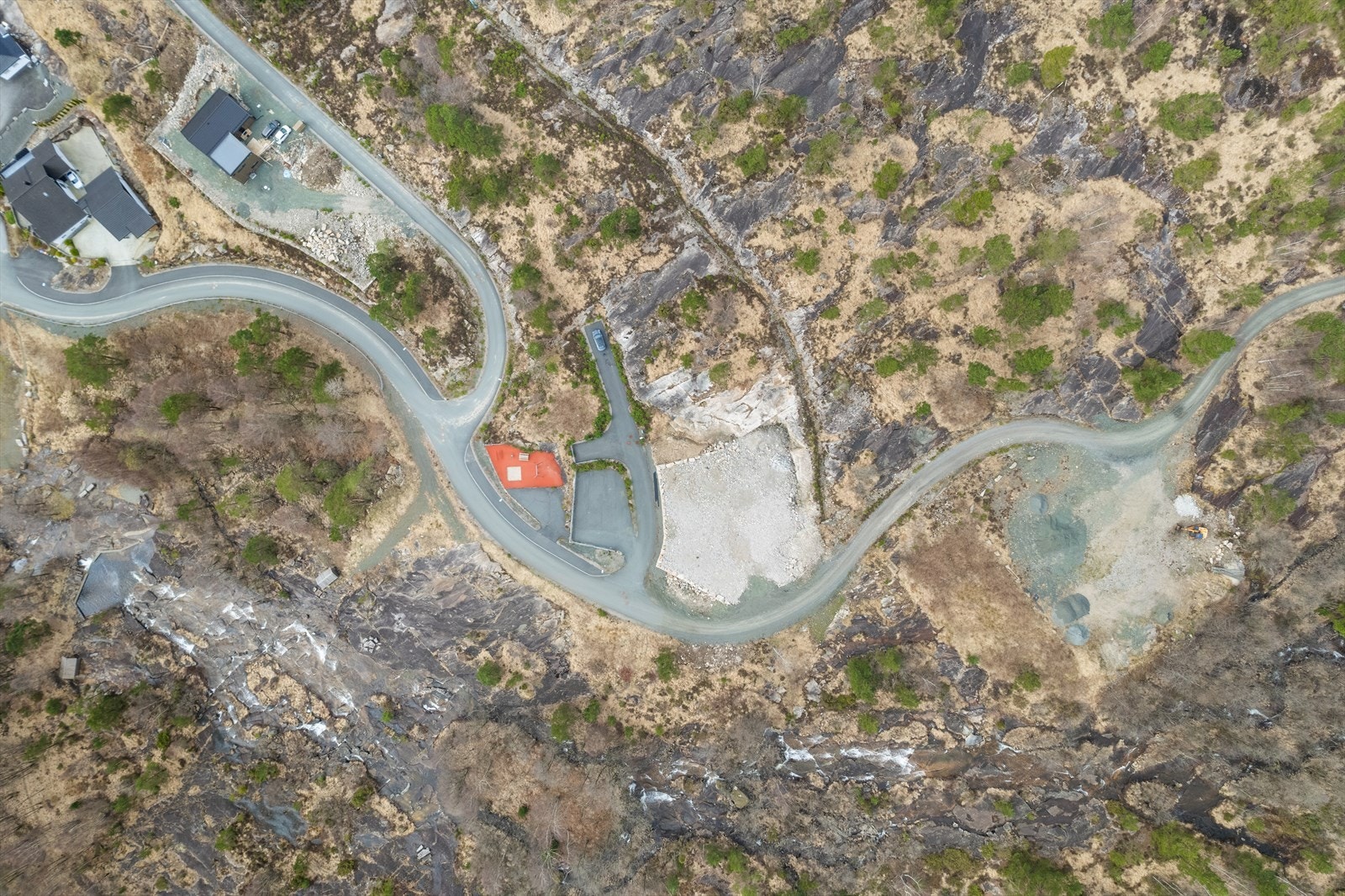 Tomten ligger øverst i feltet. Galleribilde