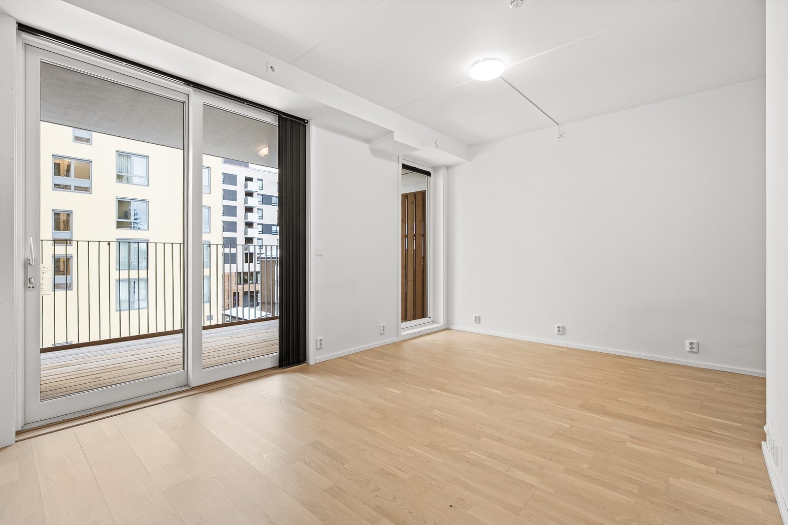 Store glassvinduer som gir godt med naturlig lysinnslipp. Skyvedør ut til romlig, sørvestvendt balkong. Galleribilde