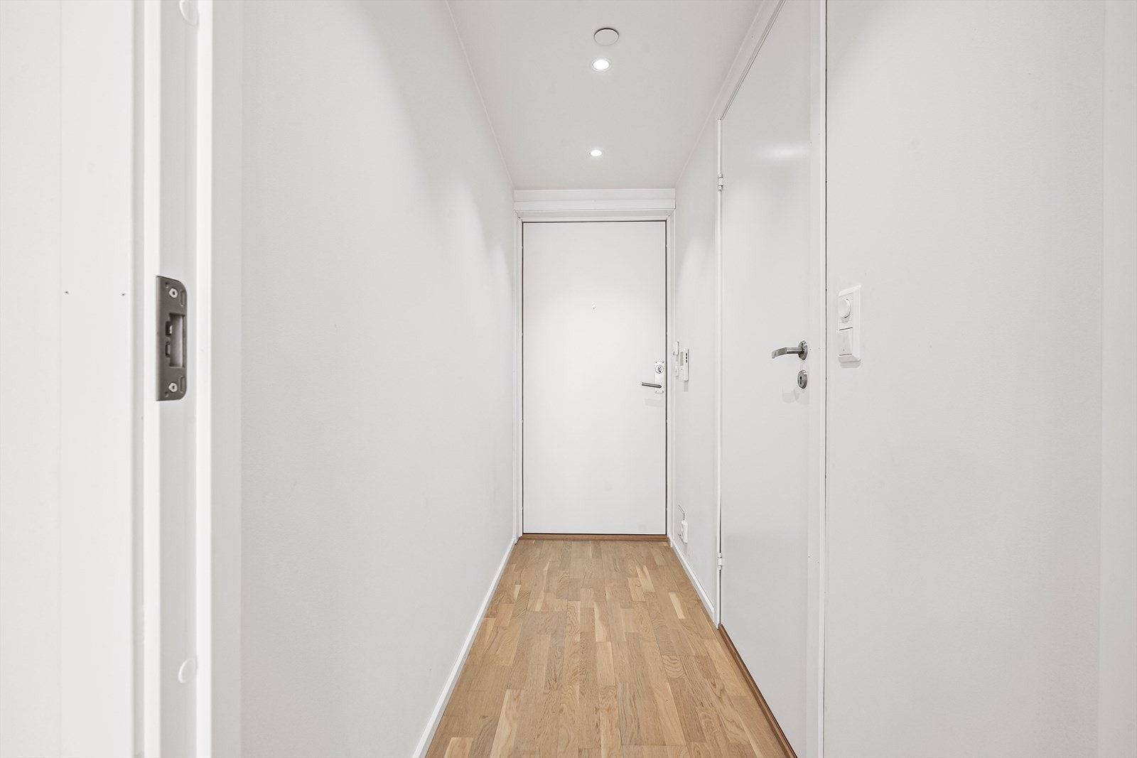 Lys entré med gjennomgang til resten av leiligheten. Galleribilde