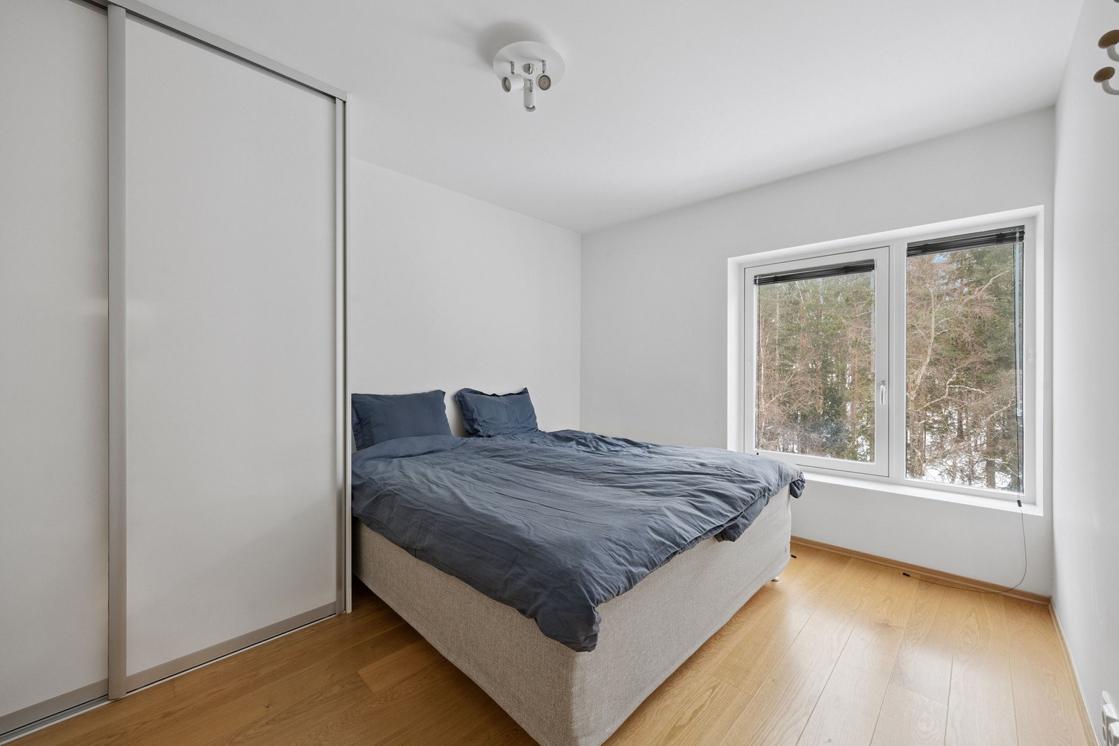 Soverom med dobbeltseng og skyvedørs garderobe Galleribilde