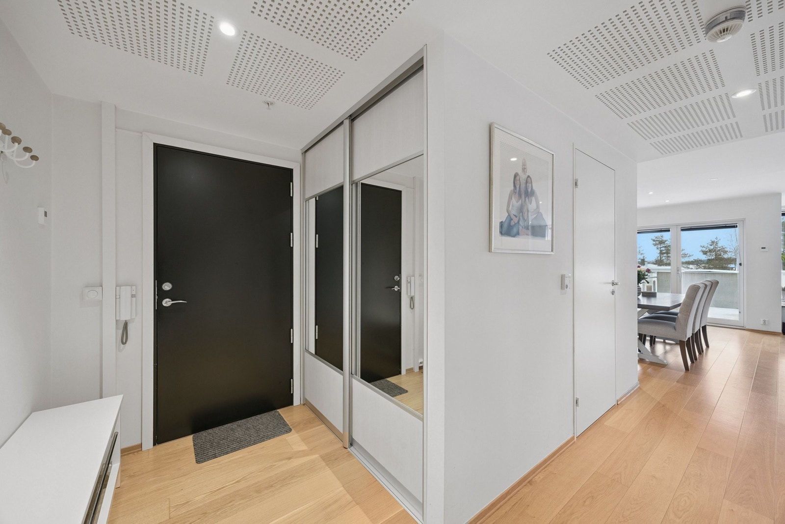 Inngangsparti med stor garderobe Galleribilde