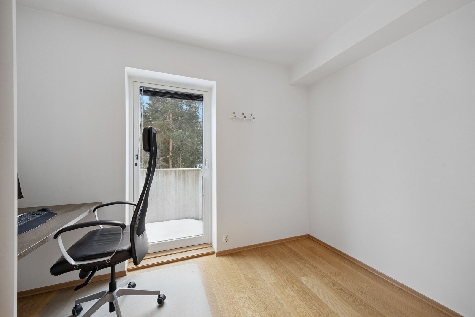 Soverom/kontor med utgang til balkong og skyvedørs garderobe Galleribilde