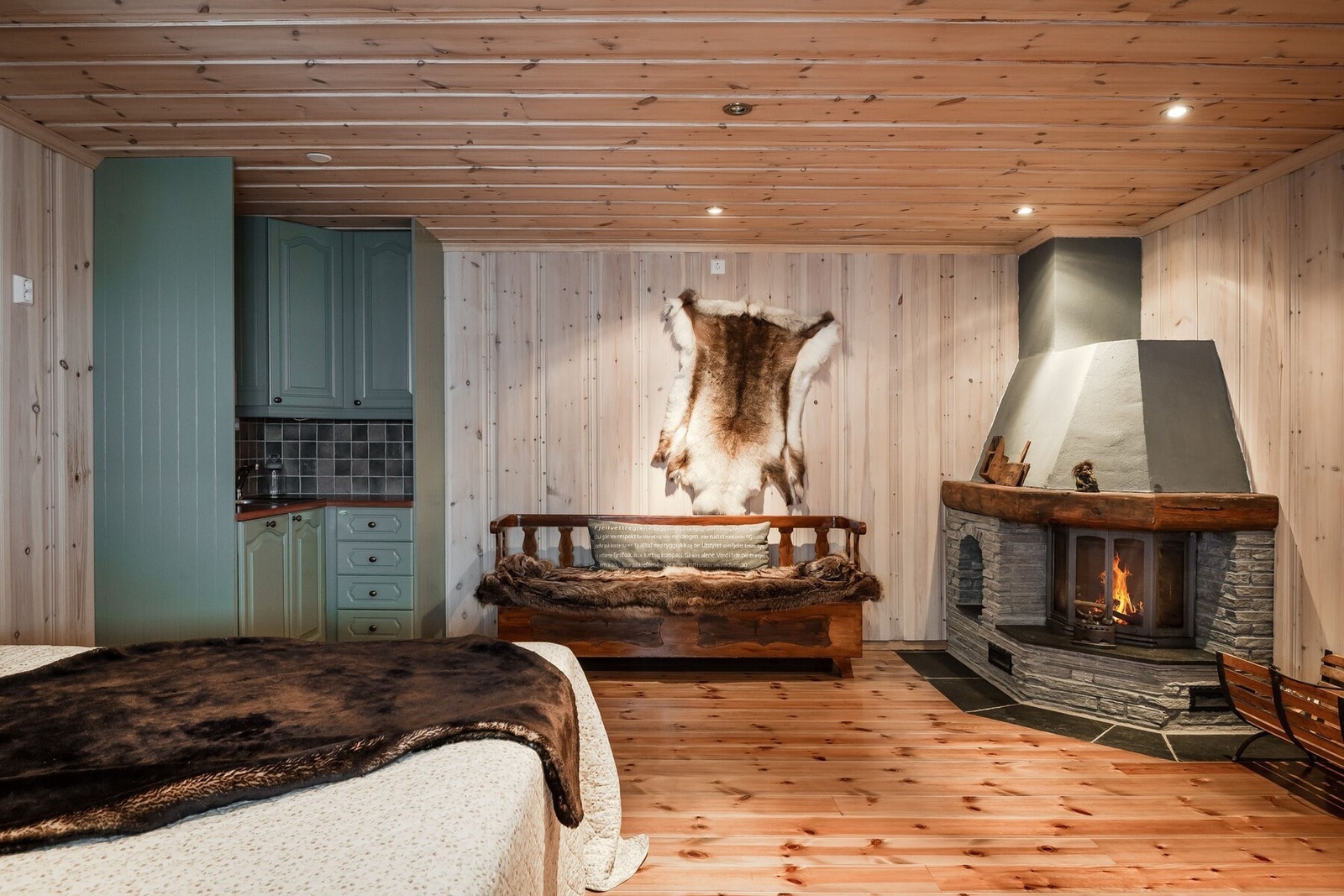 Her er det egen flott peis som tilfører varme og en hyggelig atmosfære. Galleribilde