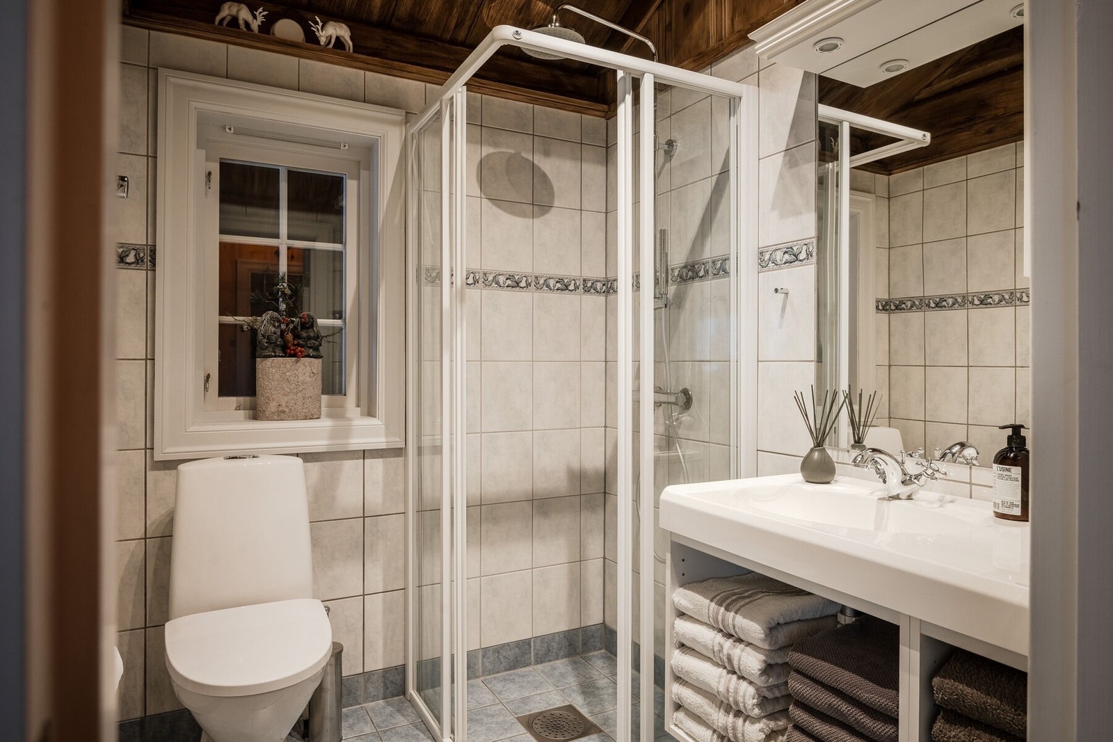 Hovedetasjens bad nr. 2 med wc og dusjkabinett. Galleribilde