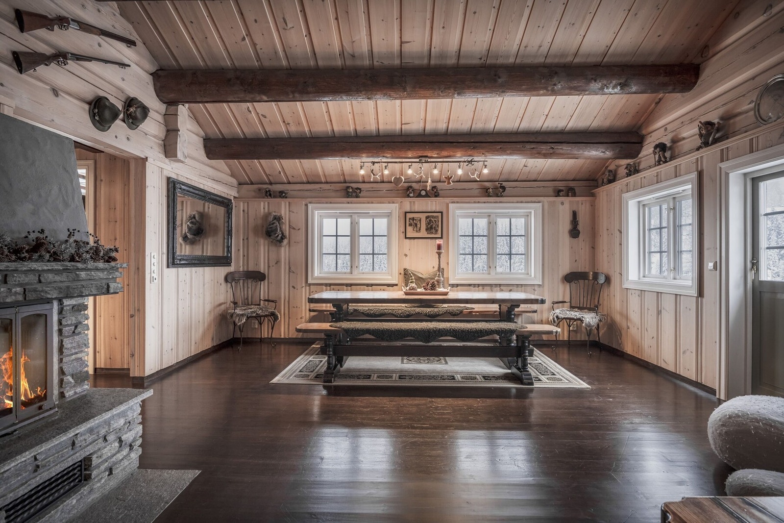 Ved spisebordet kan det dekkes på til mange. Galleribilde