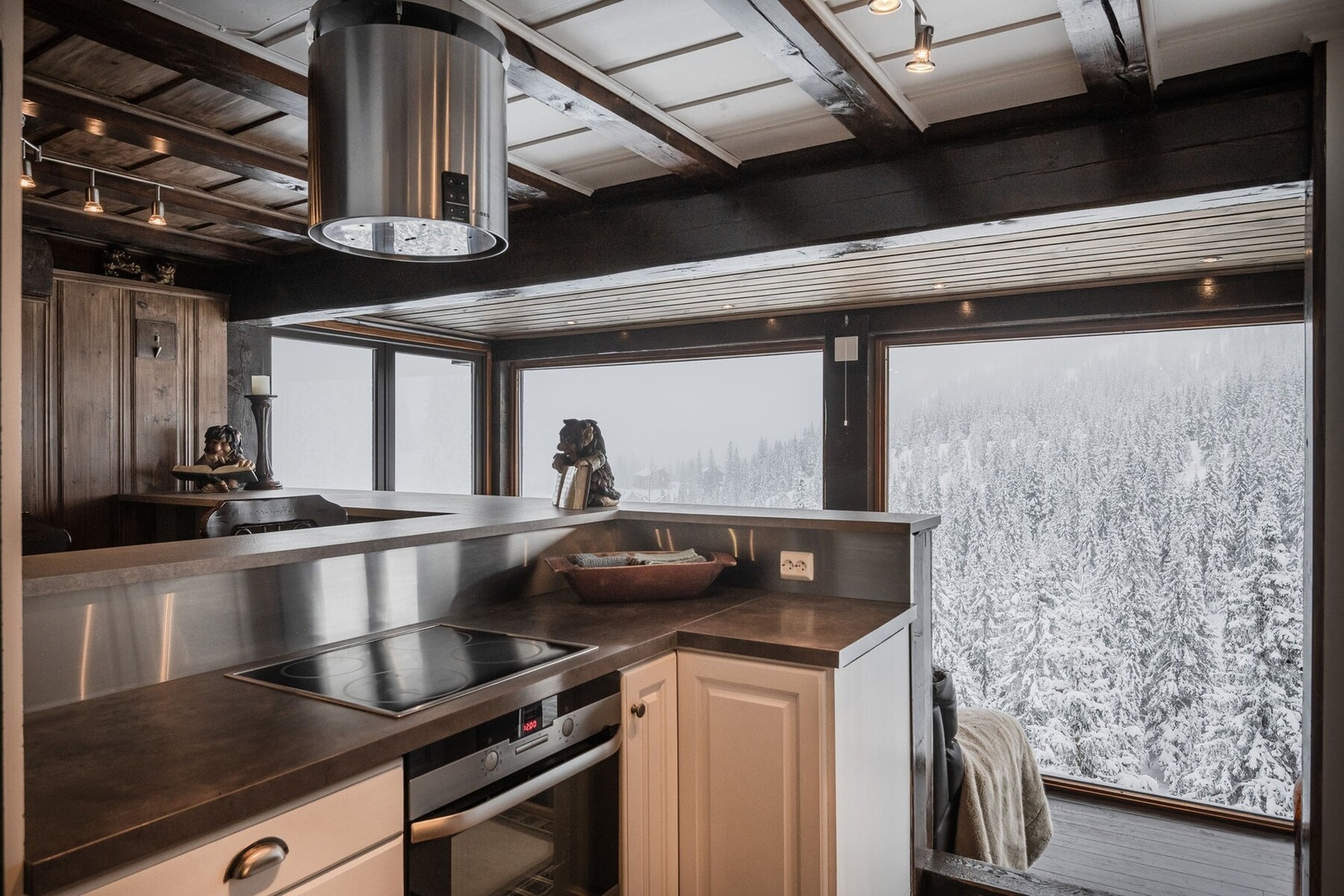 På kjøkkenet er det blant annet integrert komfyr, induksjon platetopp, kaffemaskin og vinskap. Galleribilde