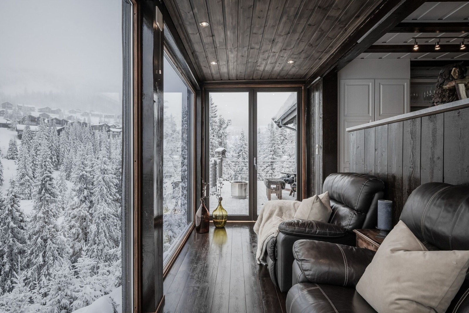 Store vindusflater tilfører hytta rikelig med naturlig lys. Galleribilde