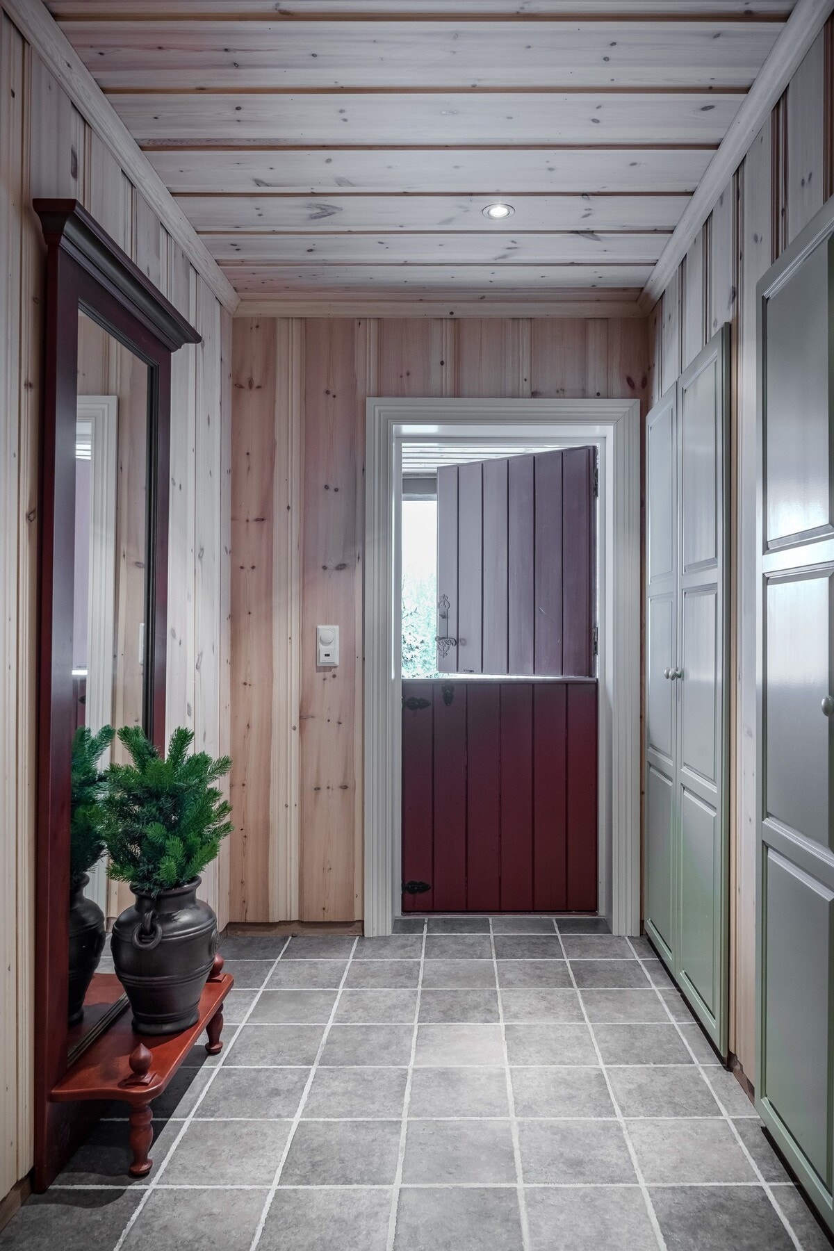 I underetasjen er det også et inngangsparti som tar deg direkte ut fra hytta. Galleribilde