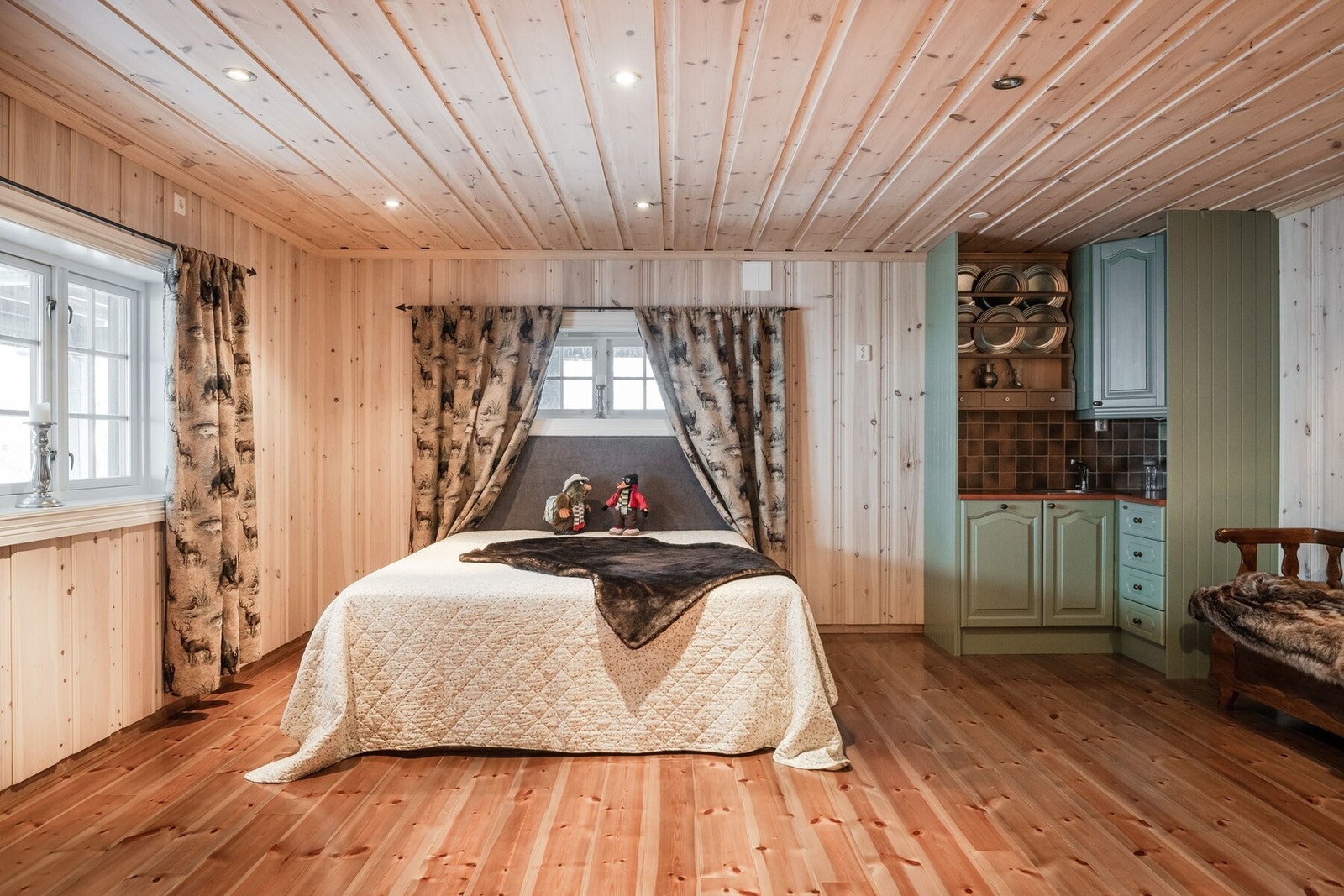 Dagens eiere bruker det som opprinnelig er underetasjens stue/kjøkken som et hovedsoverom. Galleribilde