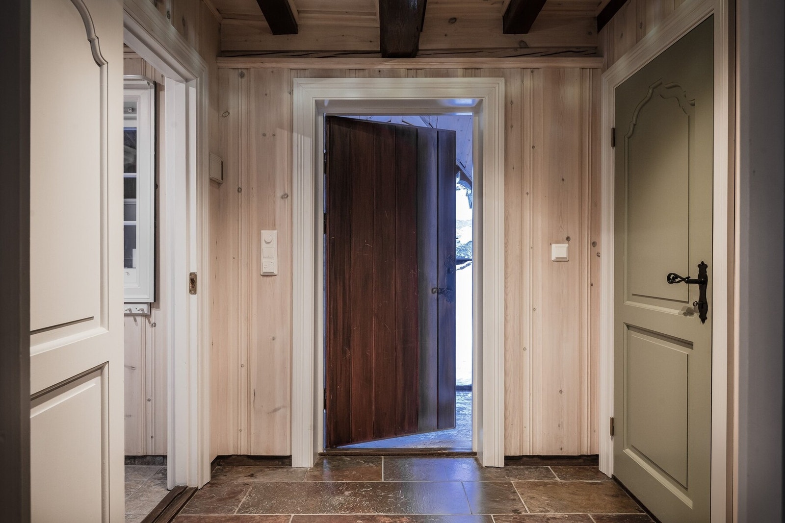 Velkommen inn! Romslig entrè med plass til å henge fra seg yttertøy. Galleribilde