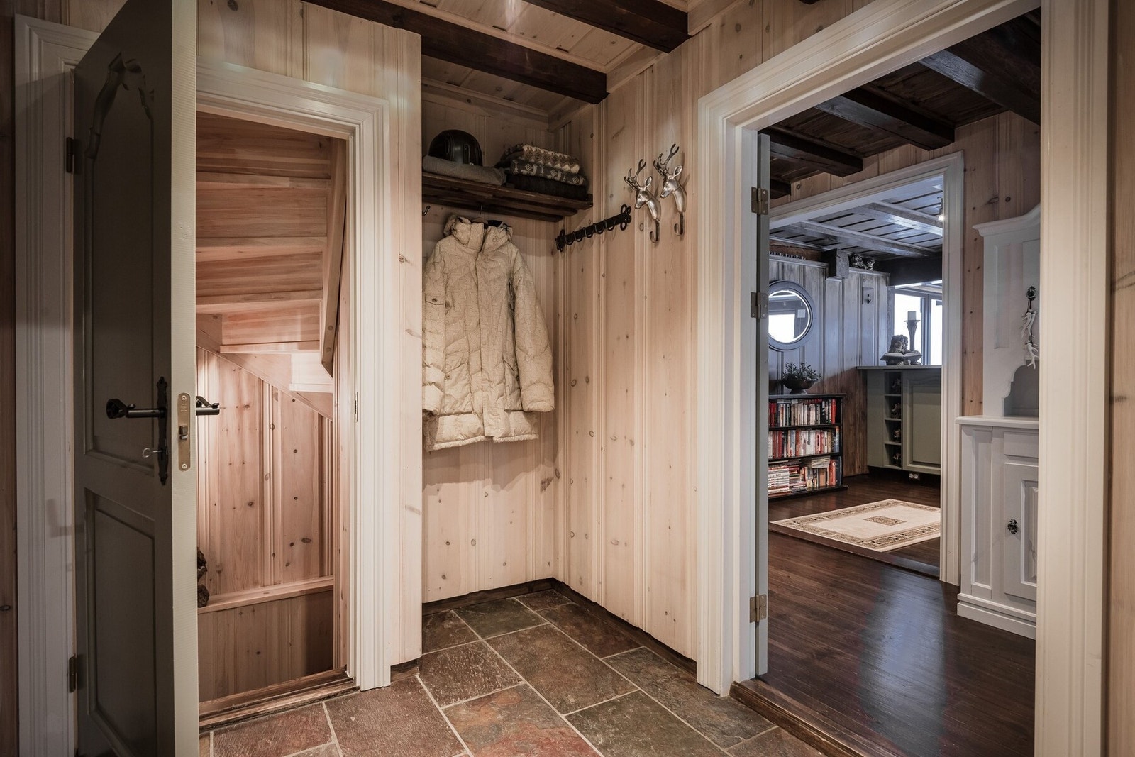 Fra entreen er det trapp ned til underetasjen og inngang til hovedetasjen. Galleribilde