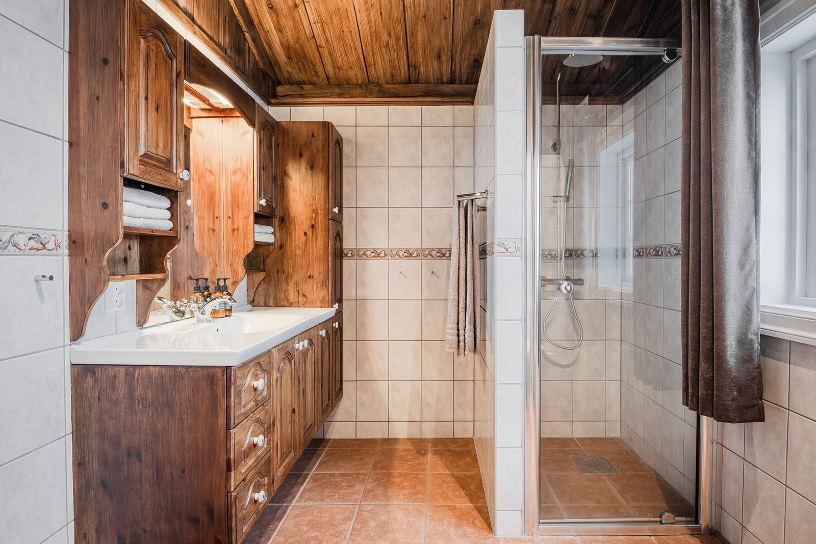 Det er god oppbevaringsplass og speil med lys. Galleribilde