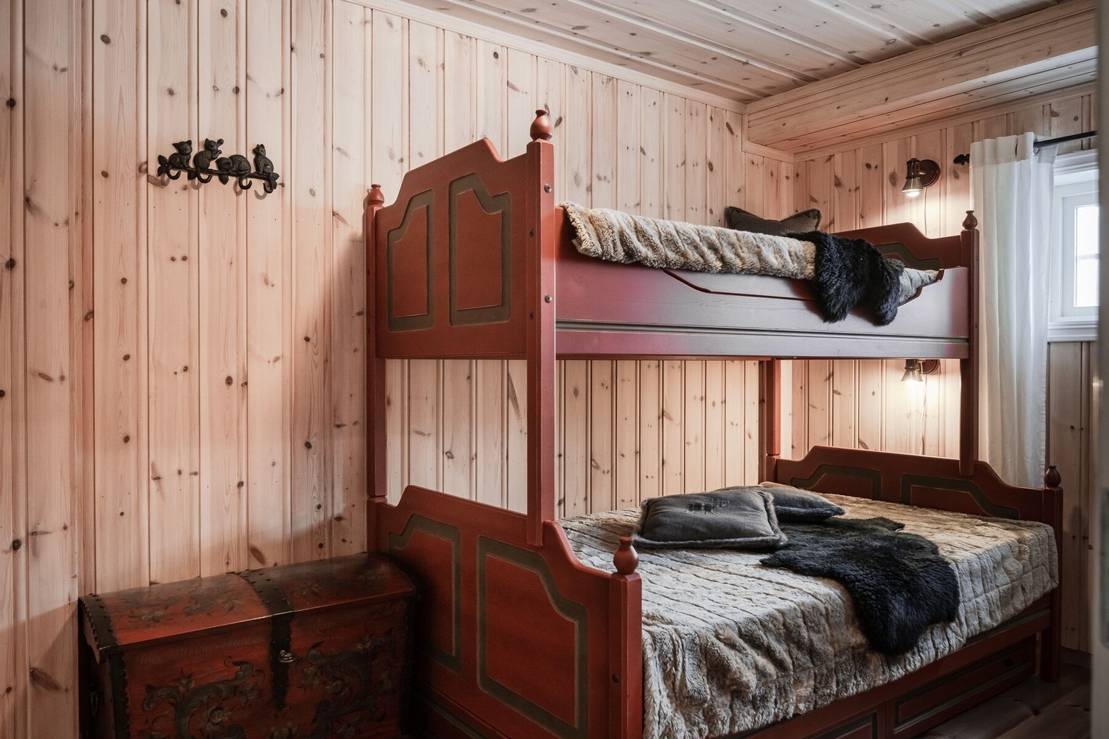 Det er rikelig med sengeplasser og flere flotte soverom på hytta, her er et av de to soverommene i underetasjen. Galleribilde