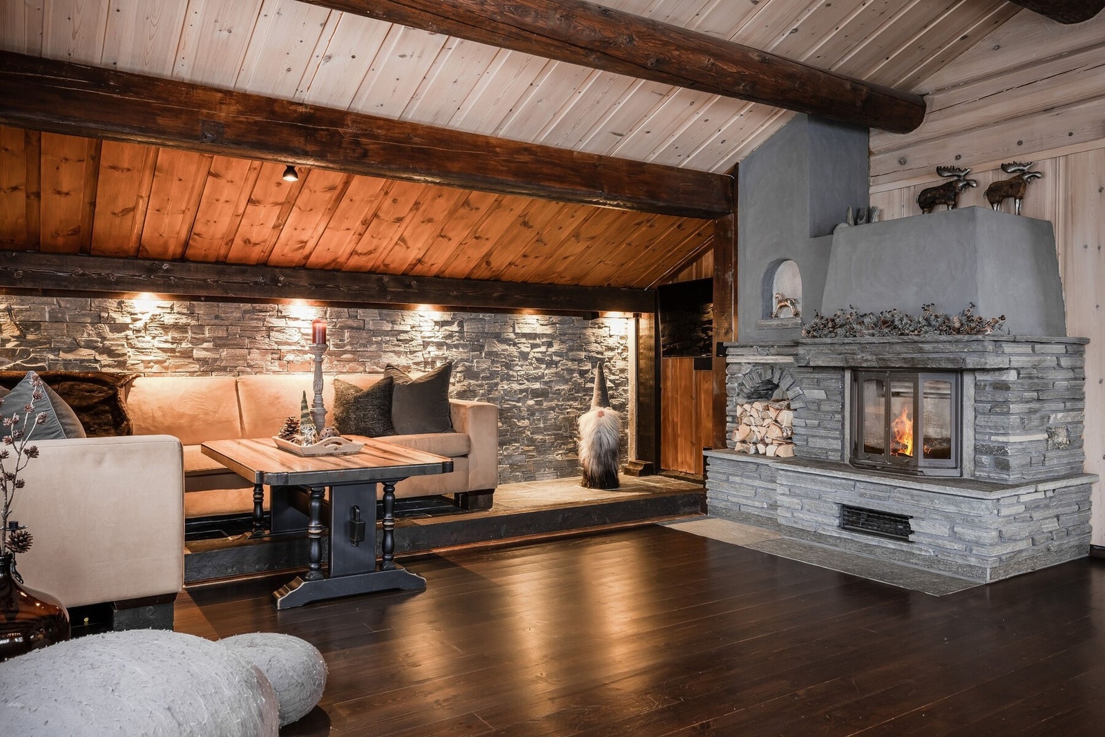 Lekker og romslig stue med peis. Galleribilde