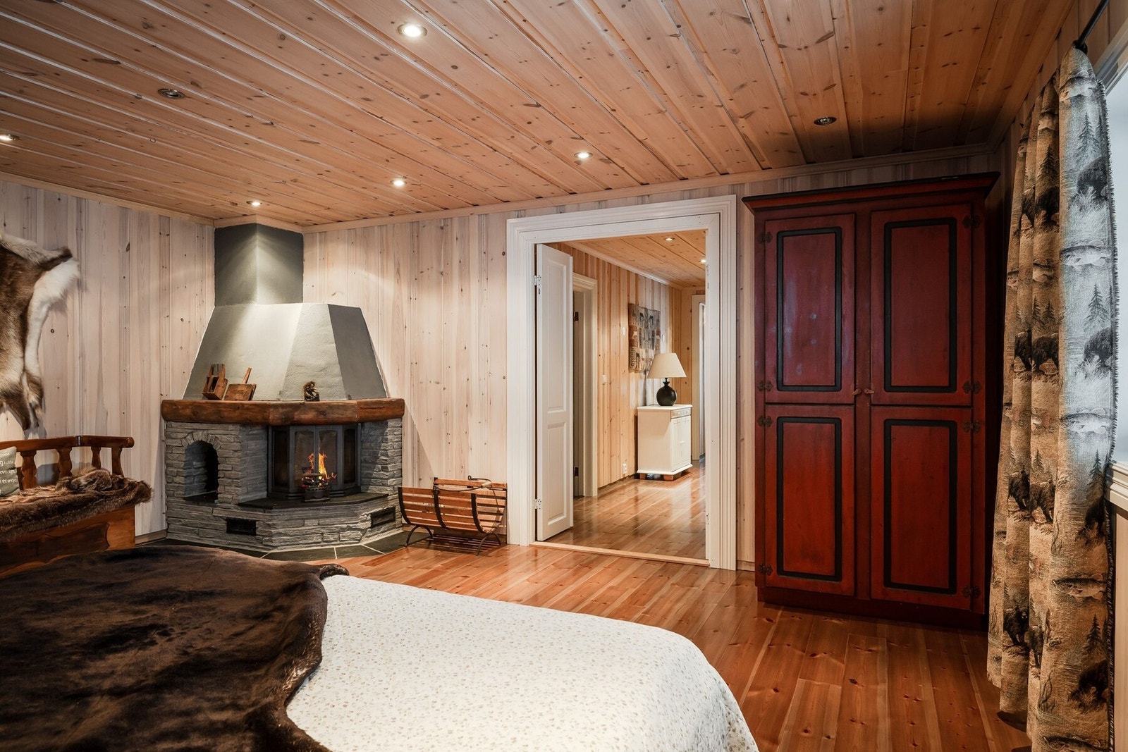 Det er også god plass til garderobeskap og annet tilhørende møblement. Galleribilde