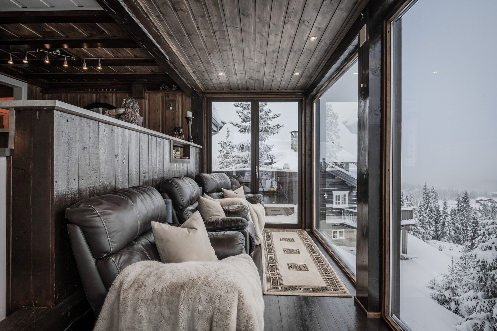 En stor fjellhytte over 3 plan med fantastisk utsikt og attraktiv beliggenhet på Kvitfjell! Galleribilde