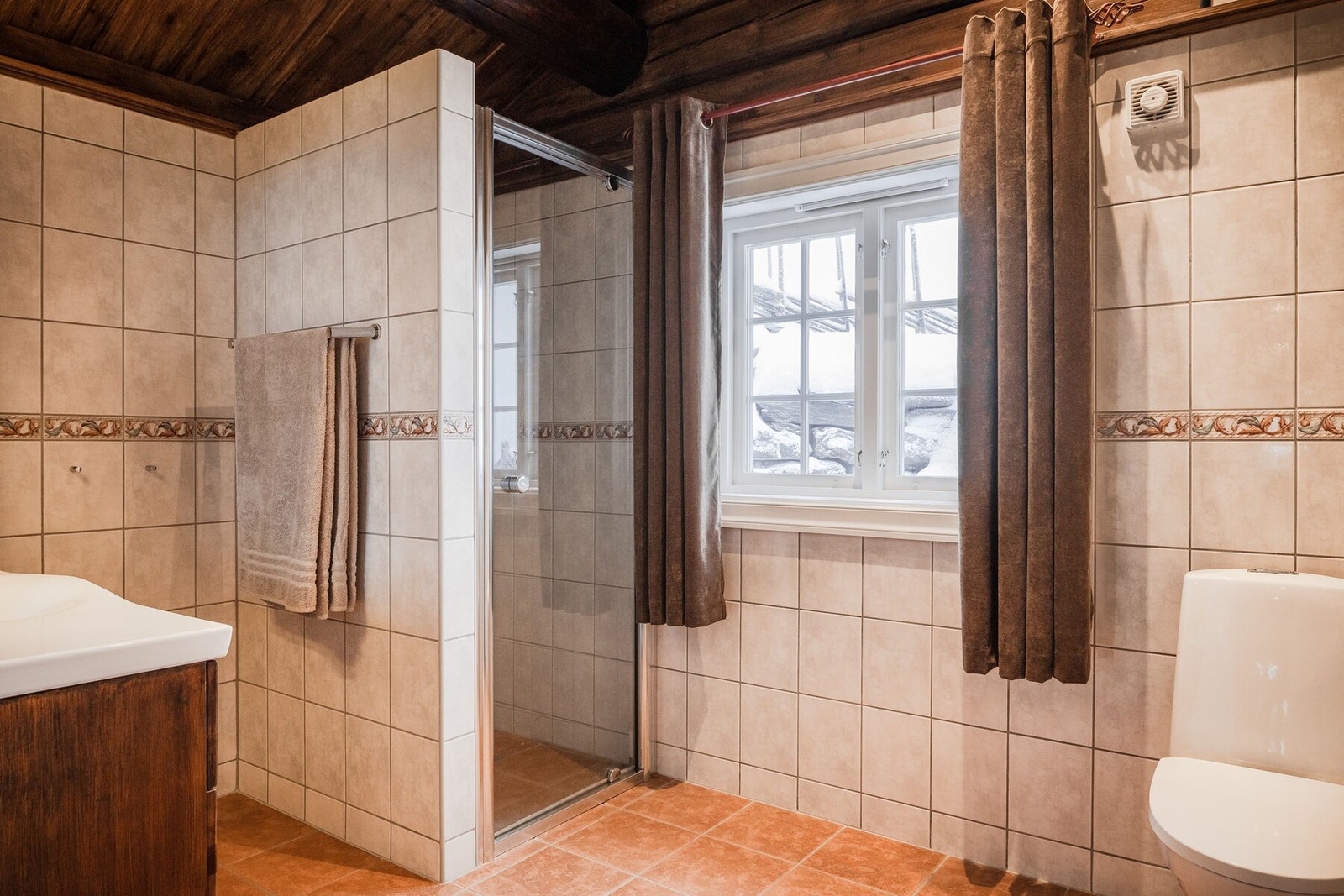 Bad med egen stilig flislagt dusjkrok. Galleribilde