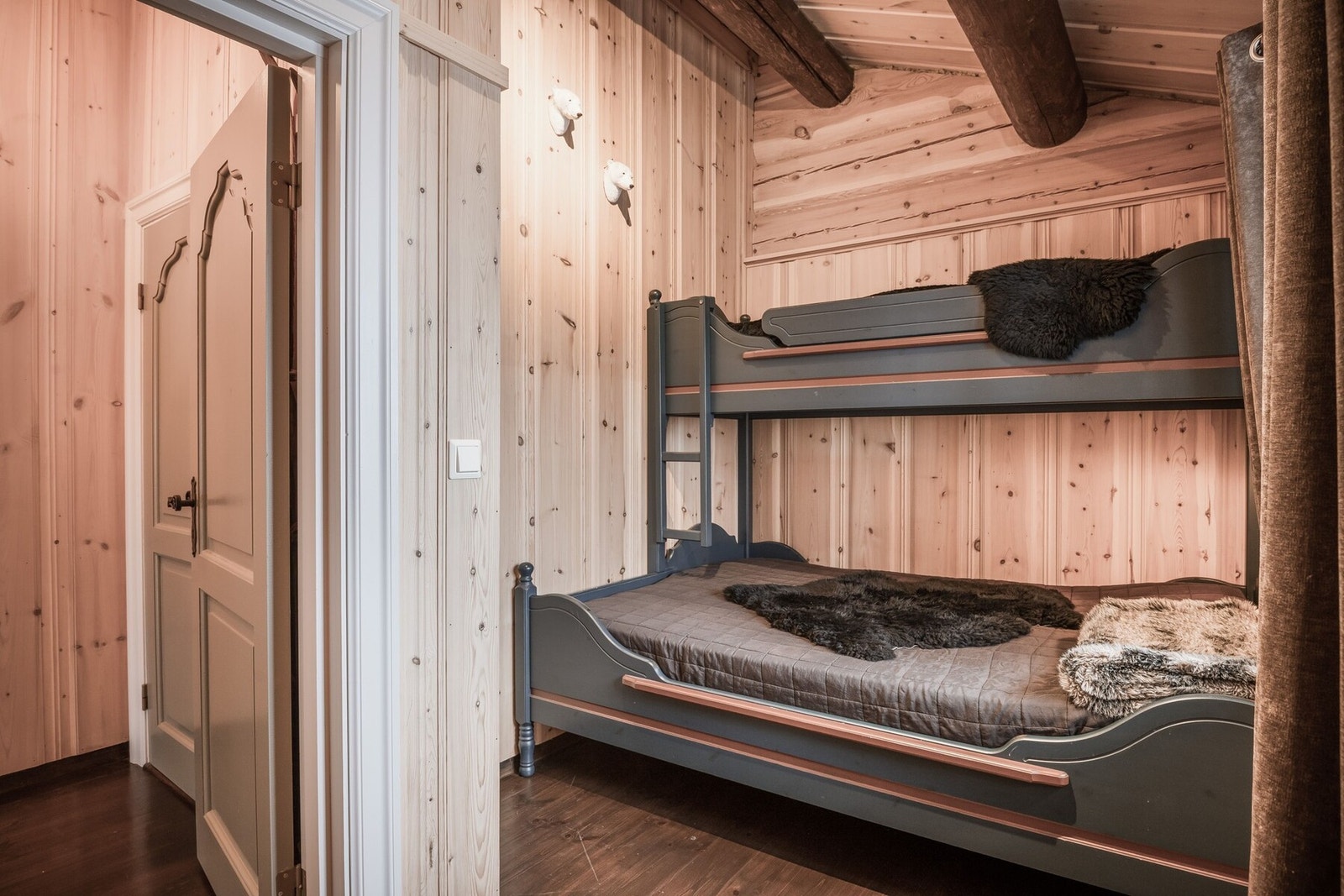 I hovedetasjen er det et romslig soverom med dobbeltseng med køye, perfekt for barna eller gjester. Galleribilde