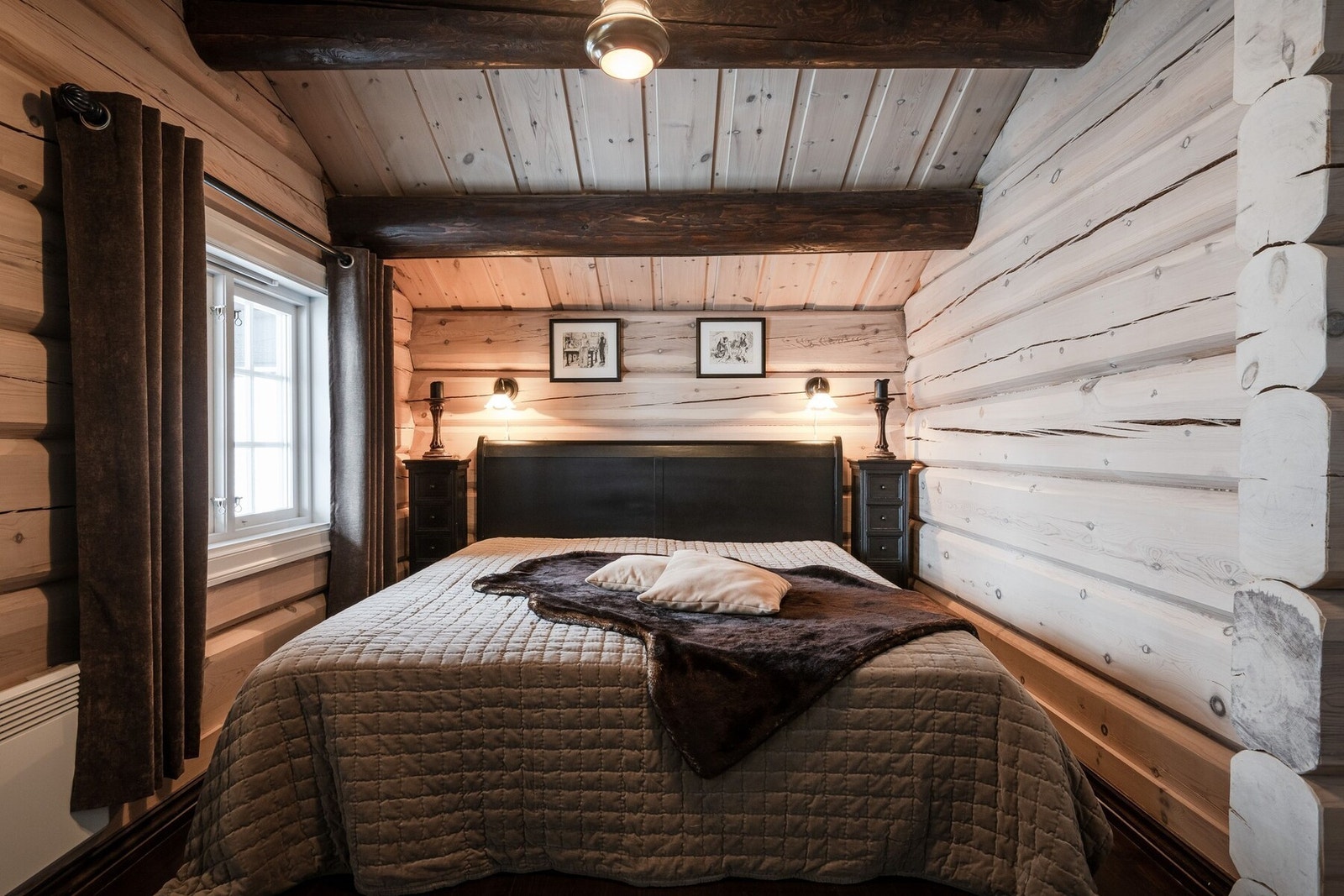 Hyttas hovedsoverom har god plass til dobbeltseng. Galleribilde