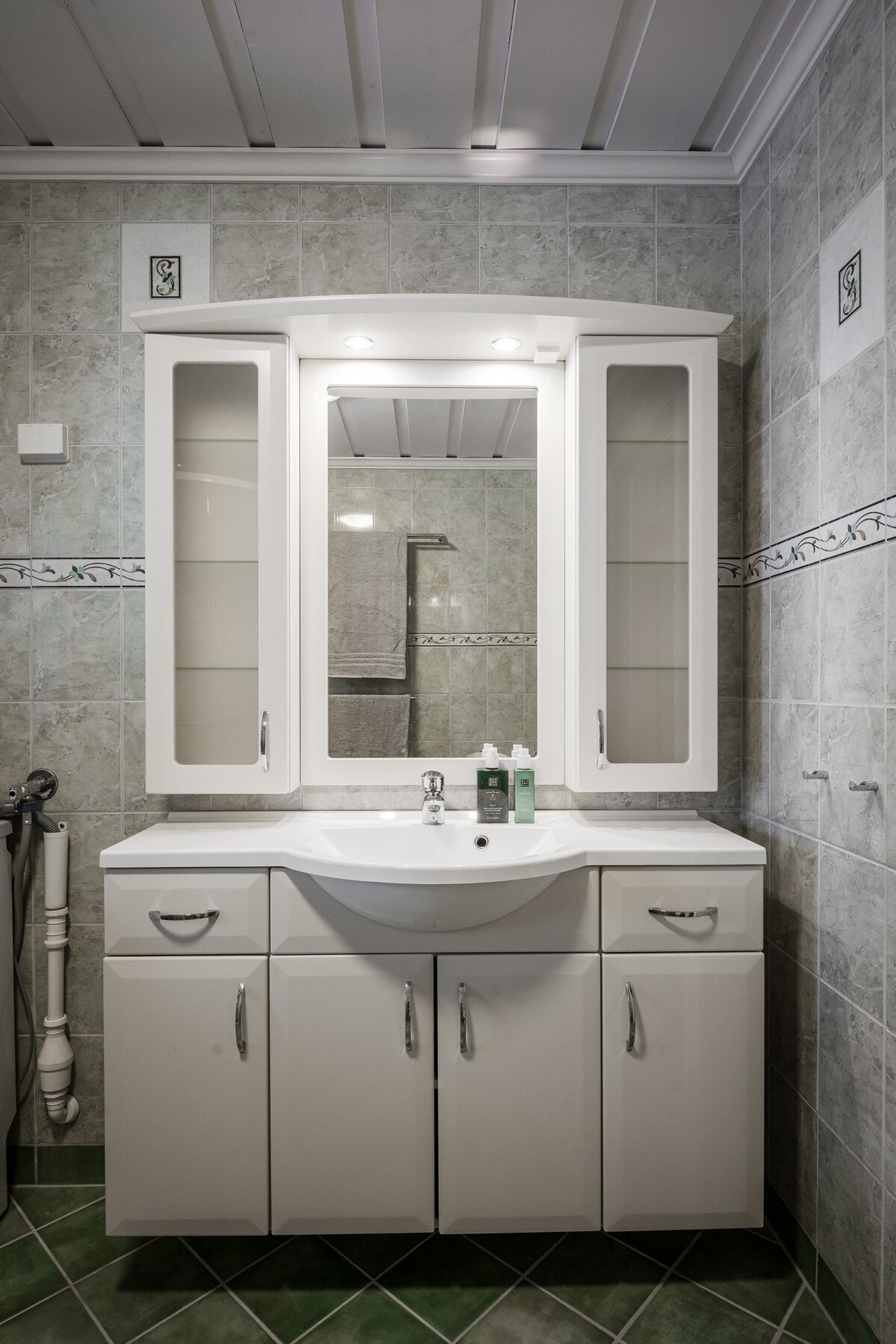 God oppbevaringsplass under vasken. Galleribilde