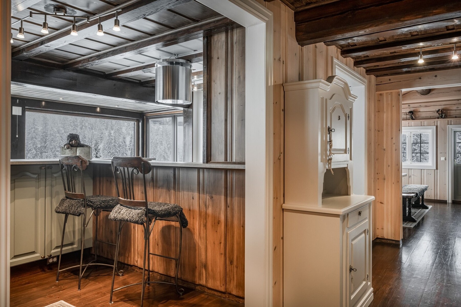 Malt profilert heltre kjøkkeninnredning med barløsning. Galleribilde