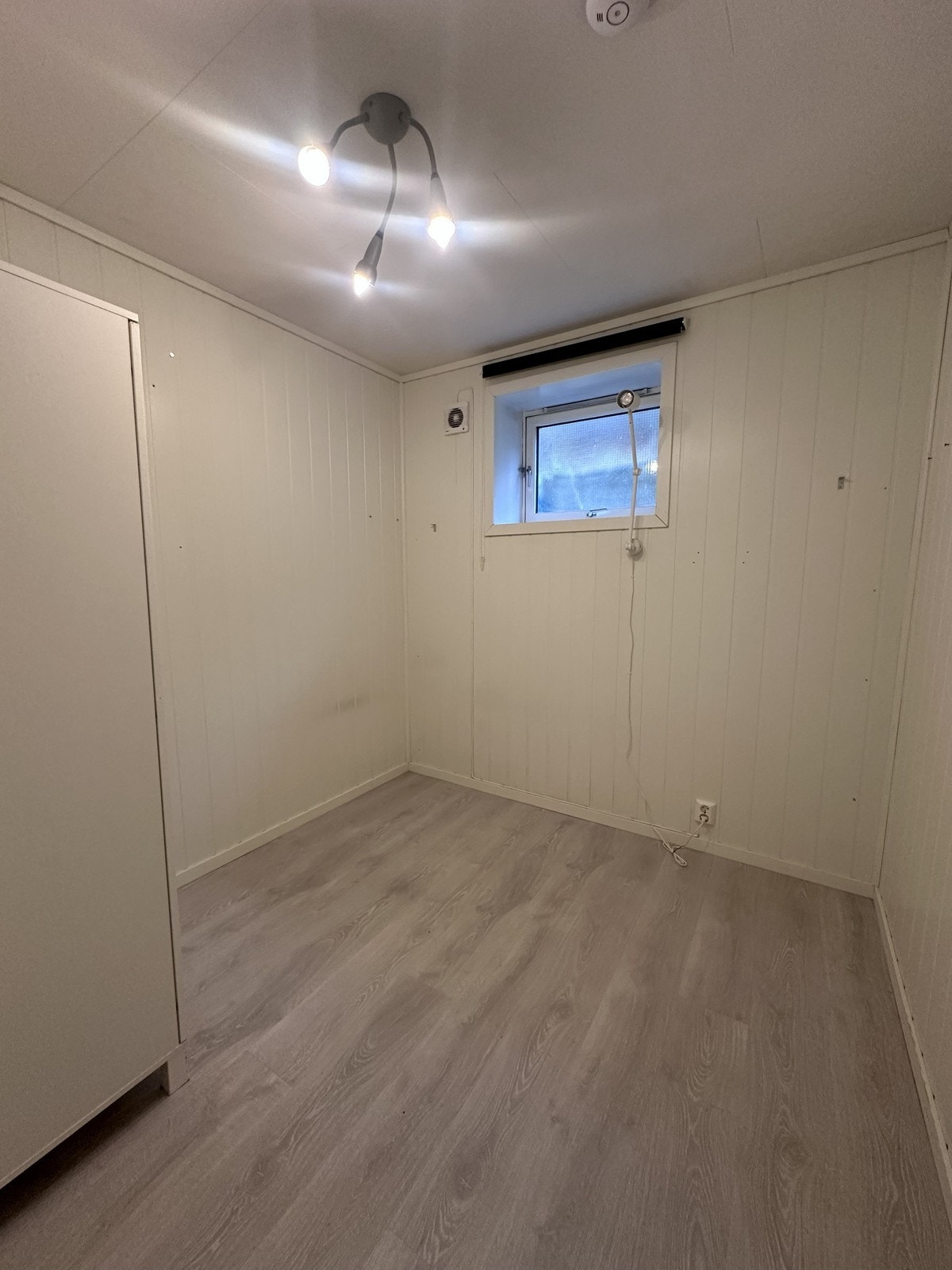 Disponibelt rom - Møblert med garderobeskap Galleribilde