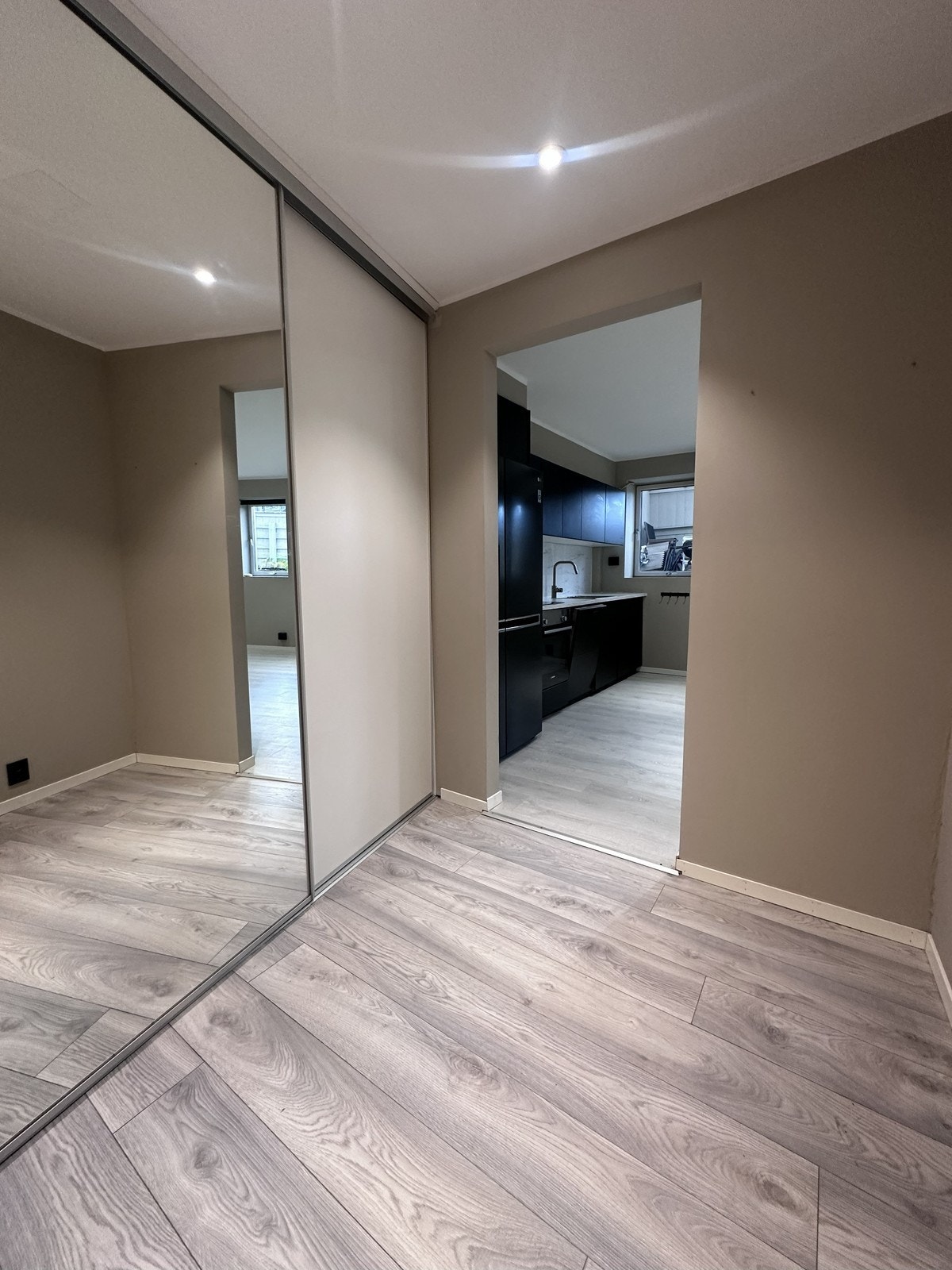 Entre møblert med skyvedørsgarderobe med speil Galleribilde